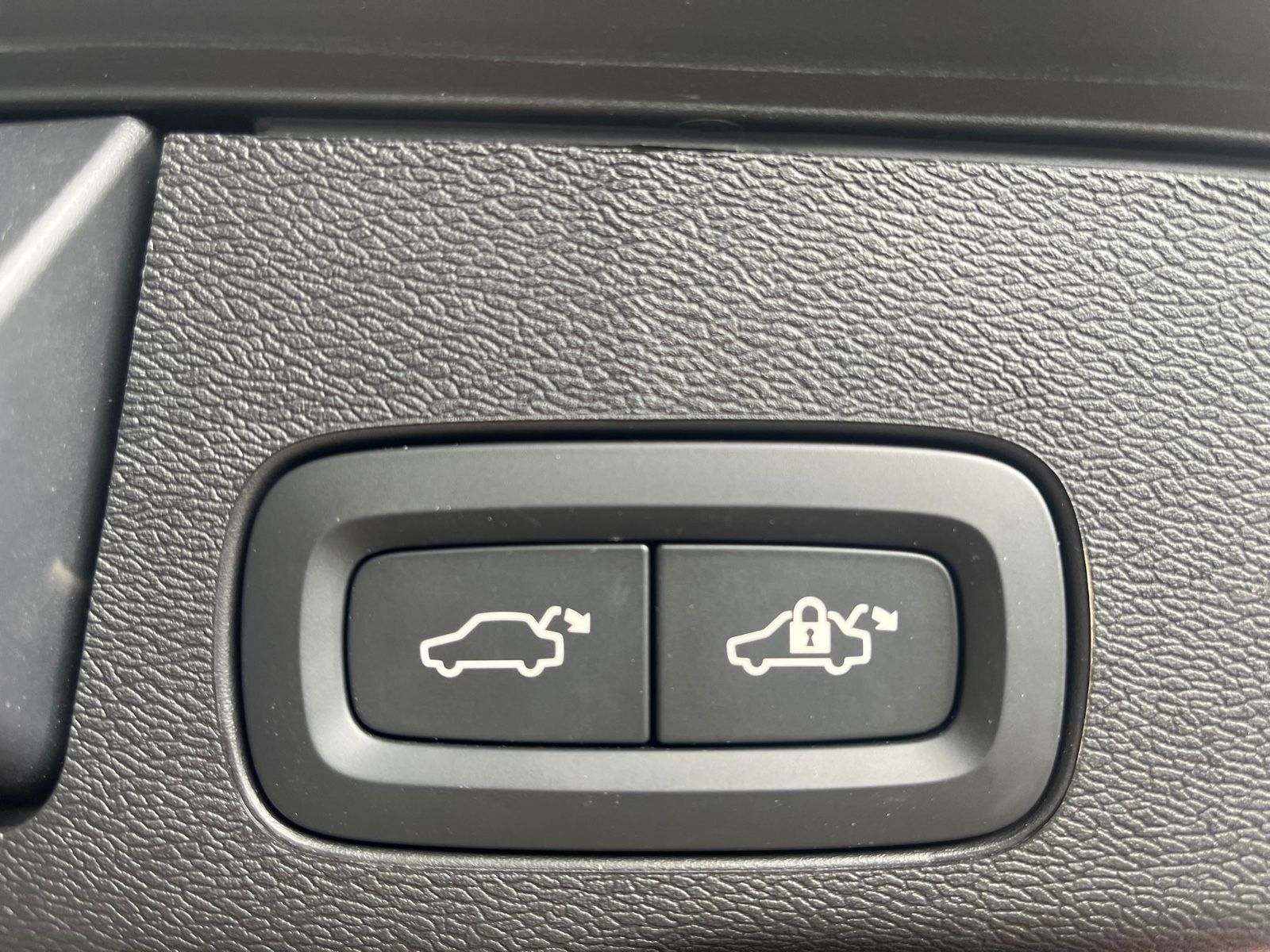 Volvo XC60 T6 AWD Recharge Plus Dark - Samsaru's Car Outlet