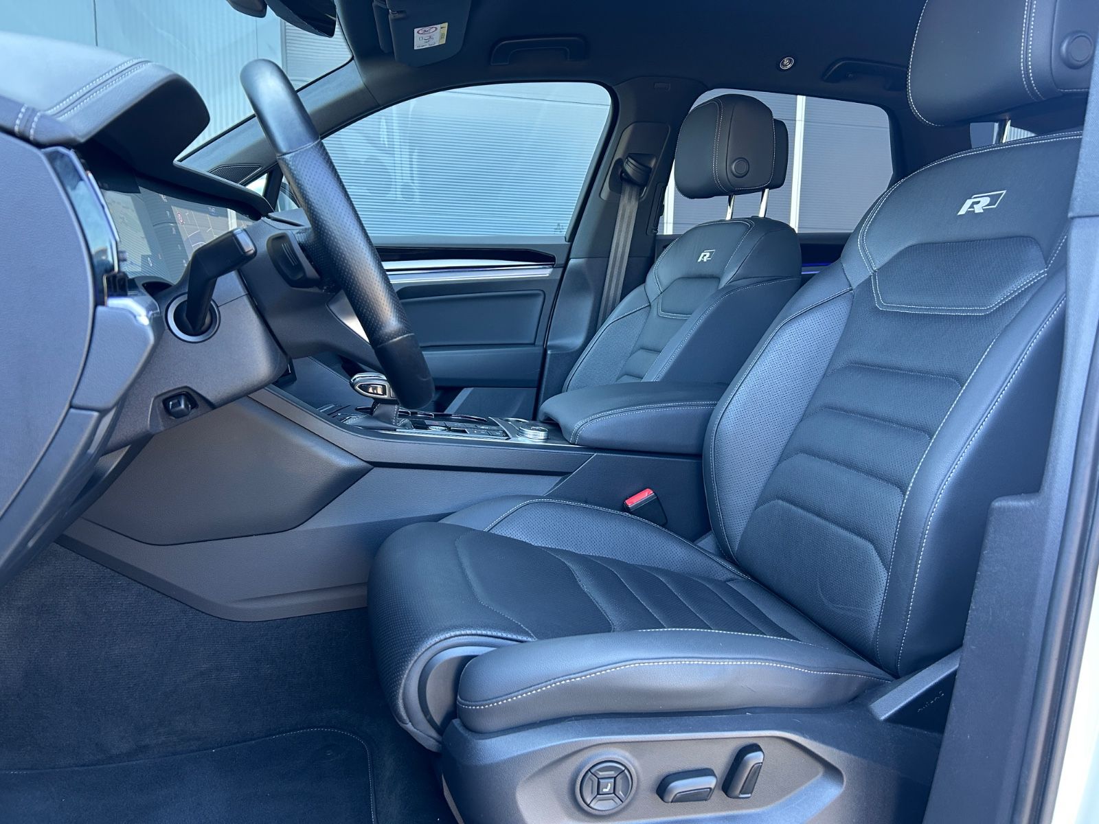 Volkswagen Touareg R-Line 4M - Samsaru's Car Outlet