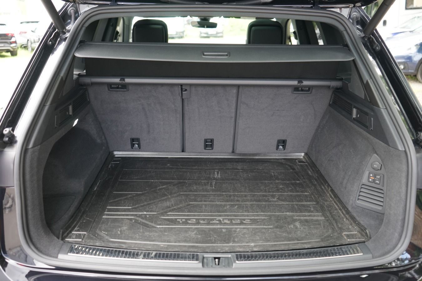 Volkswagen Touareg 4.0 V8 TDI R-Line - Samsaru's Car Outlet