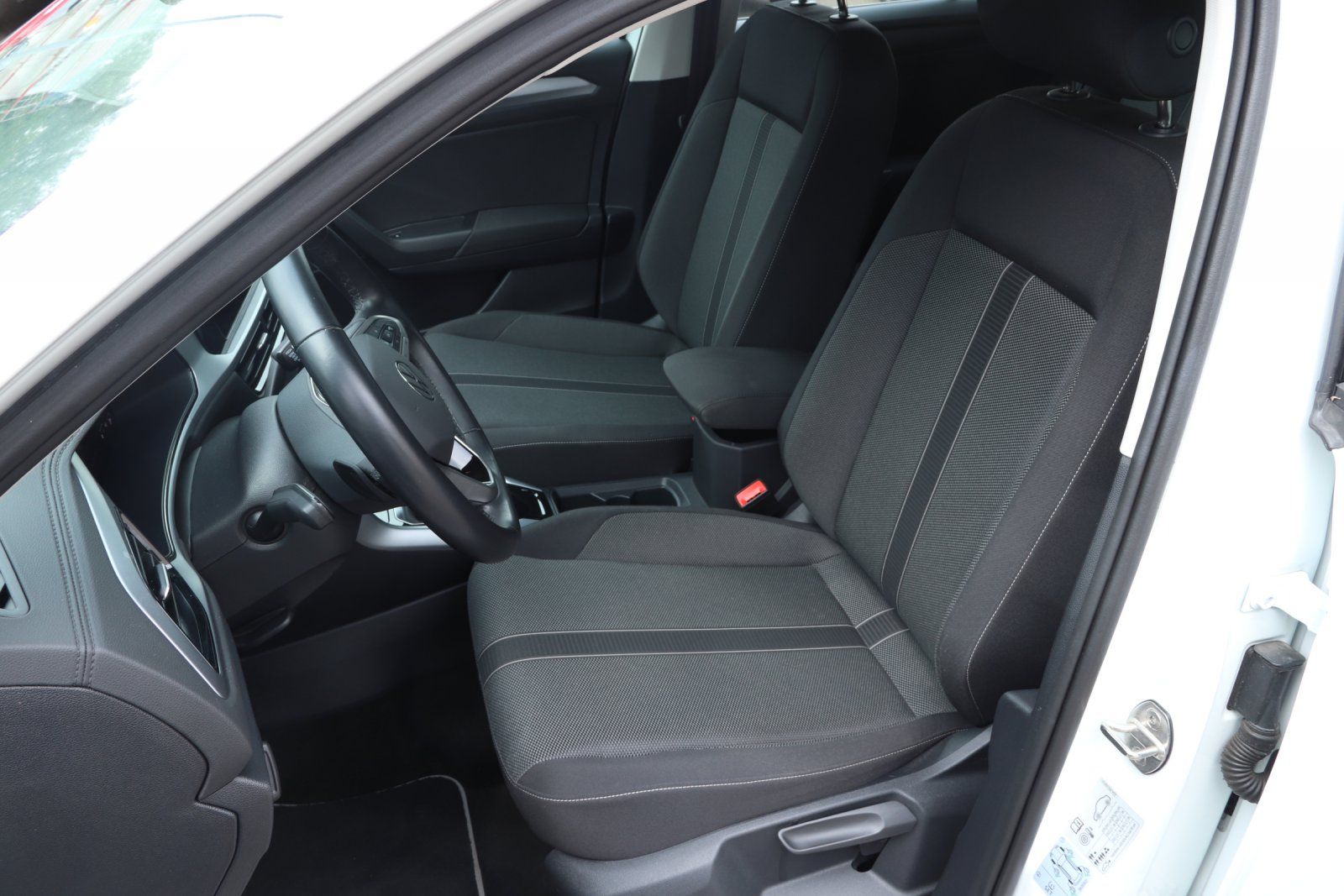 Volkswagen T-Roc 1.5 TSI Life - Samsaru's Car Outlet