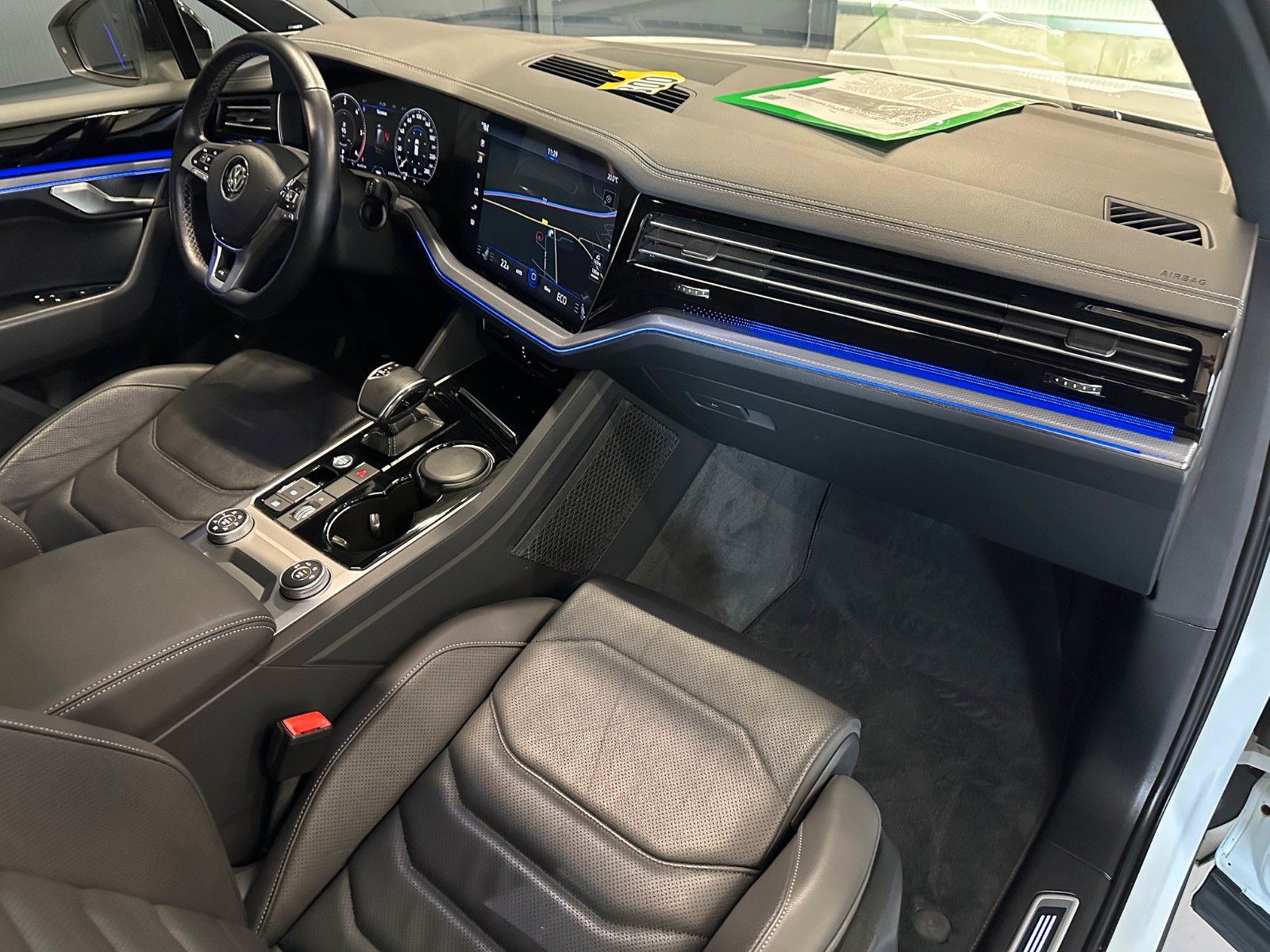 Volkswagen Touareg R-Line 4Motion Black - Samsaru's Car Outlet