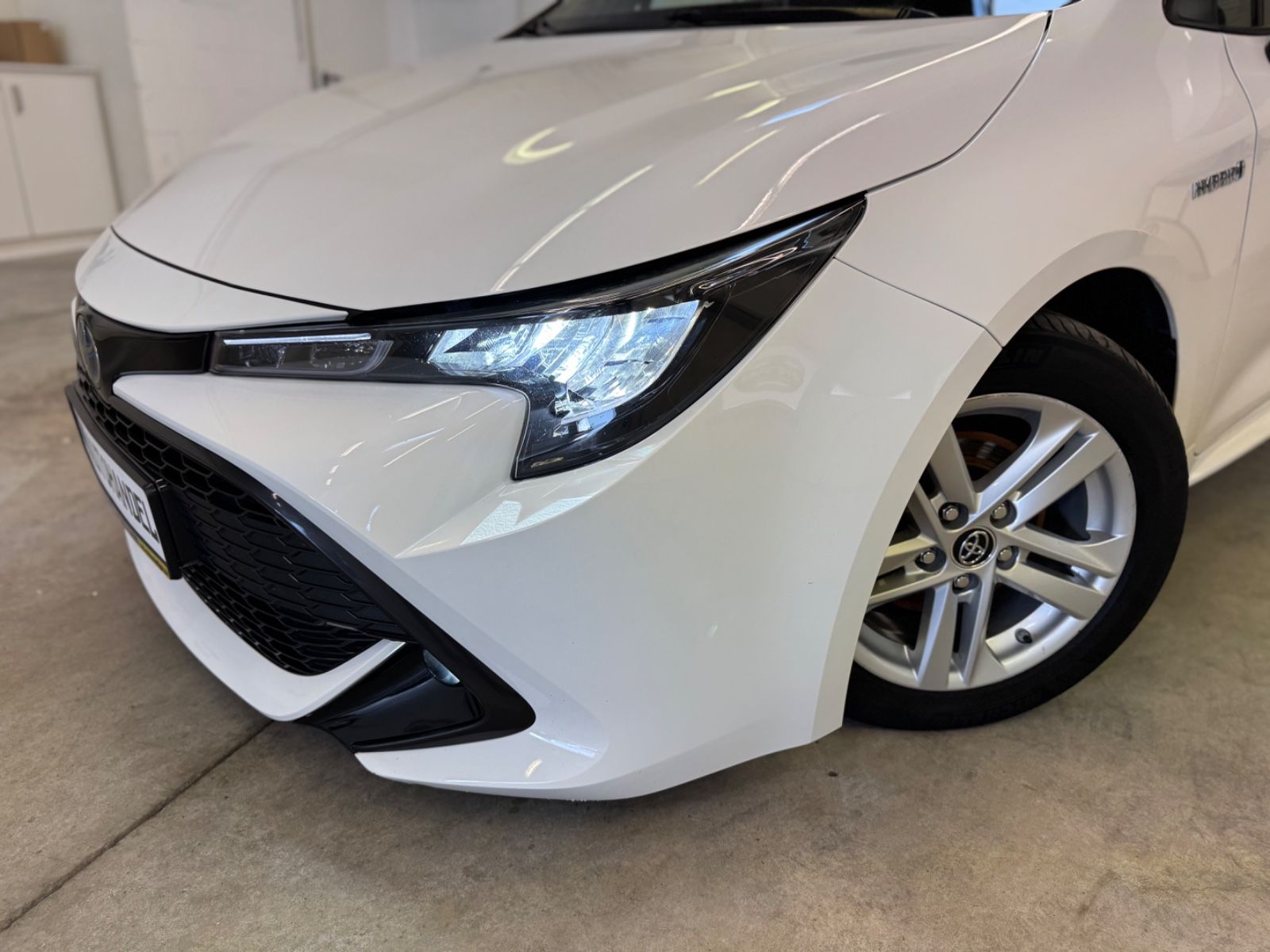 Toyota Corolla 1.8 Hybrid Business Edition - Samsaru's Car Outlet