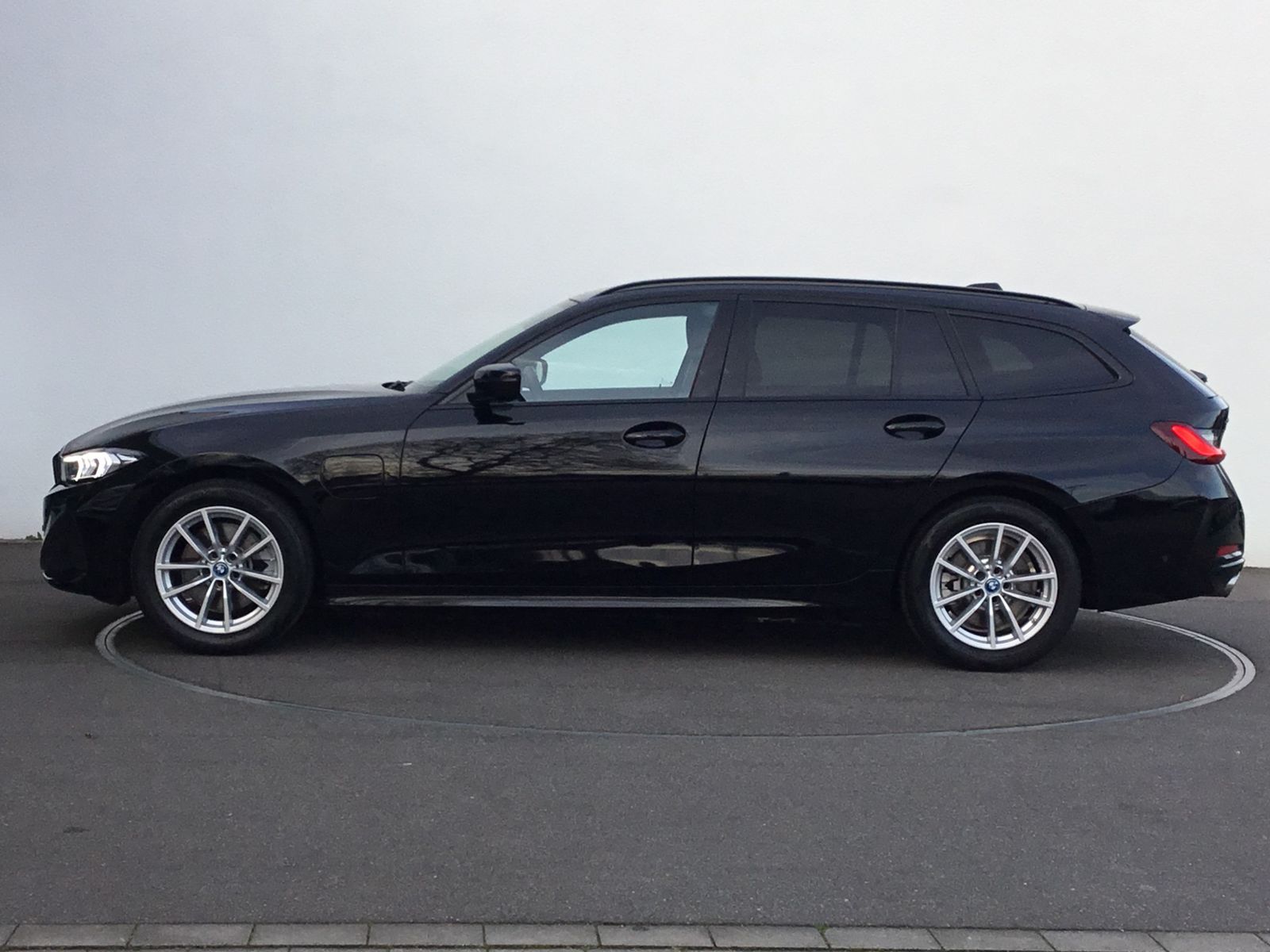 BMW 330e xDrive Touring LC PROF+HUD+PANO+AHK+KAMERA