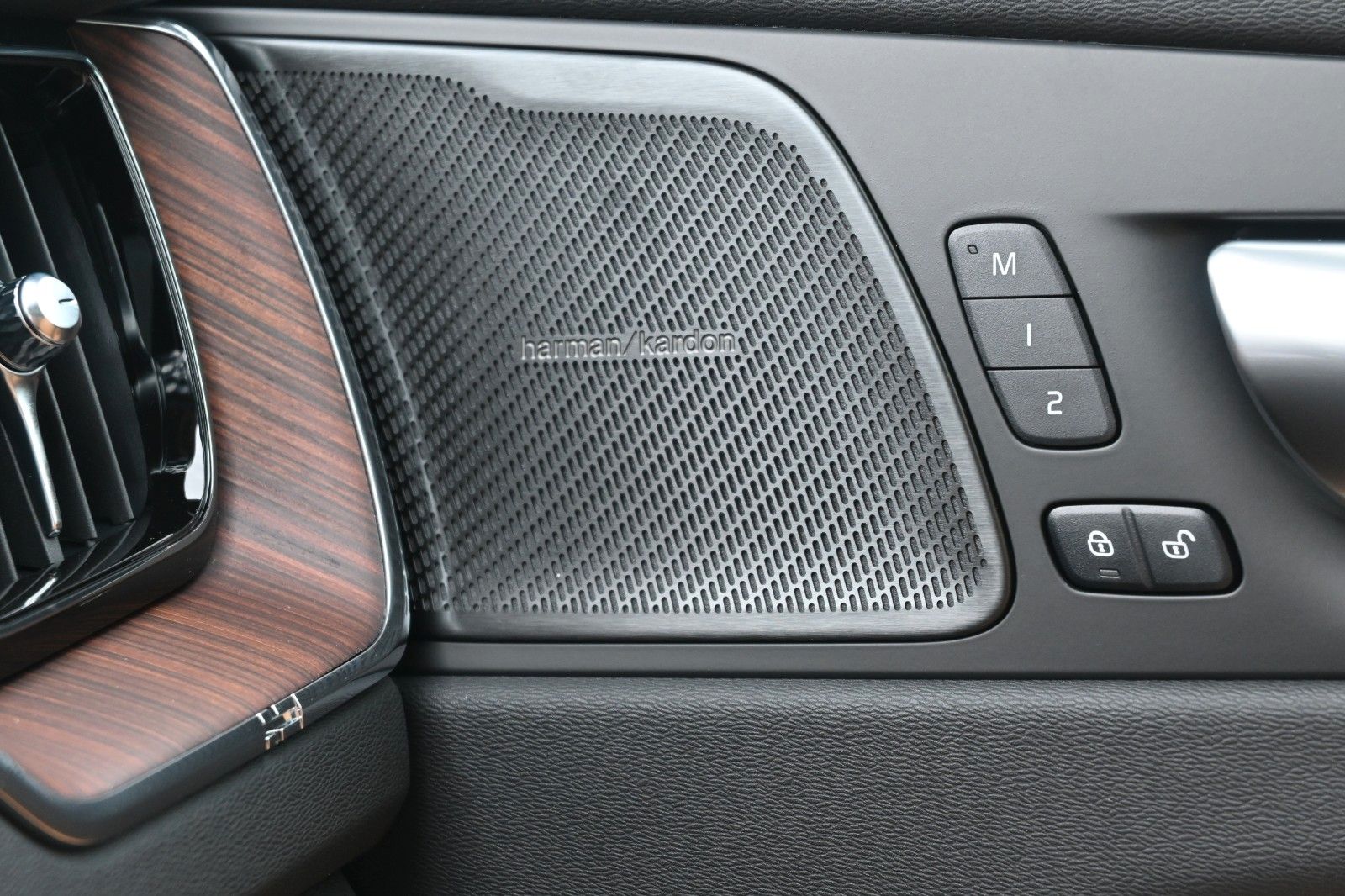 Volvo XC60 B4 D AWD Ultimate Dark*STDHZG*360°*LUFT*ACC