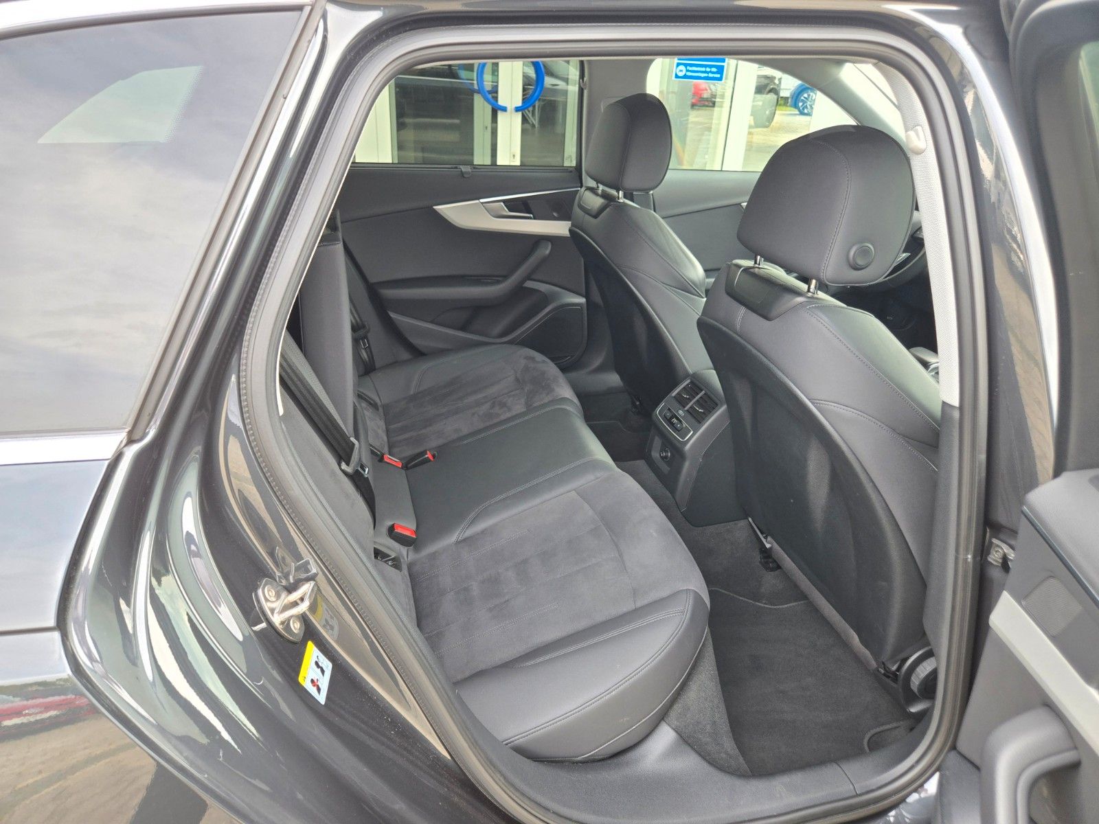 Audi A4 Avant 35 TFSI - Samsaru's Car Outlet
