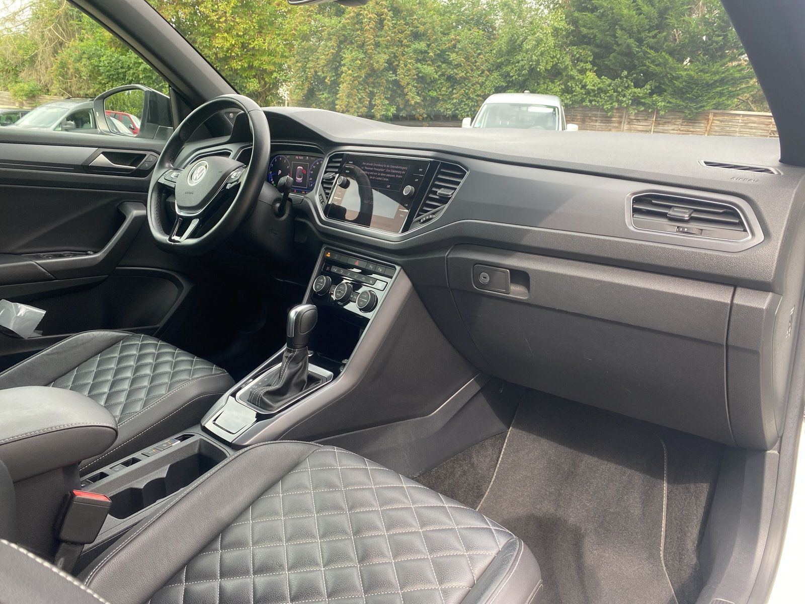 Volkswagen T-Roc 1.5 TSI DSG R-Line - Samsaru's Car Outlet