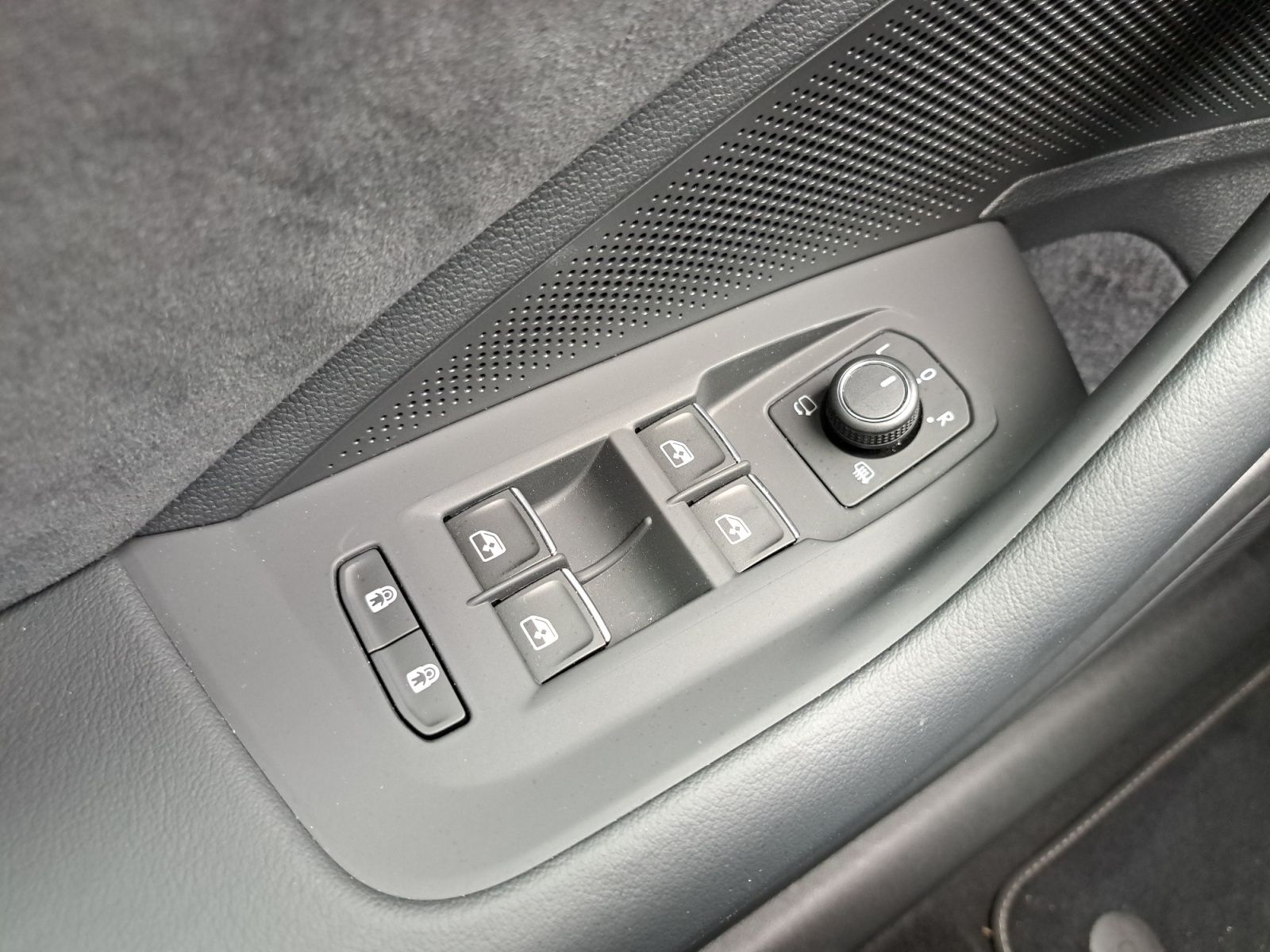 Volkswagen Passat Var. R-Line 1.5 eHybrid DSG AHK PANO 3,99