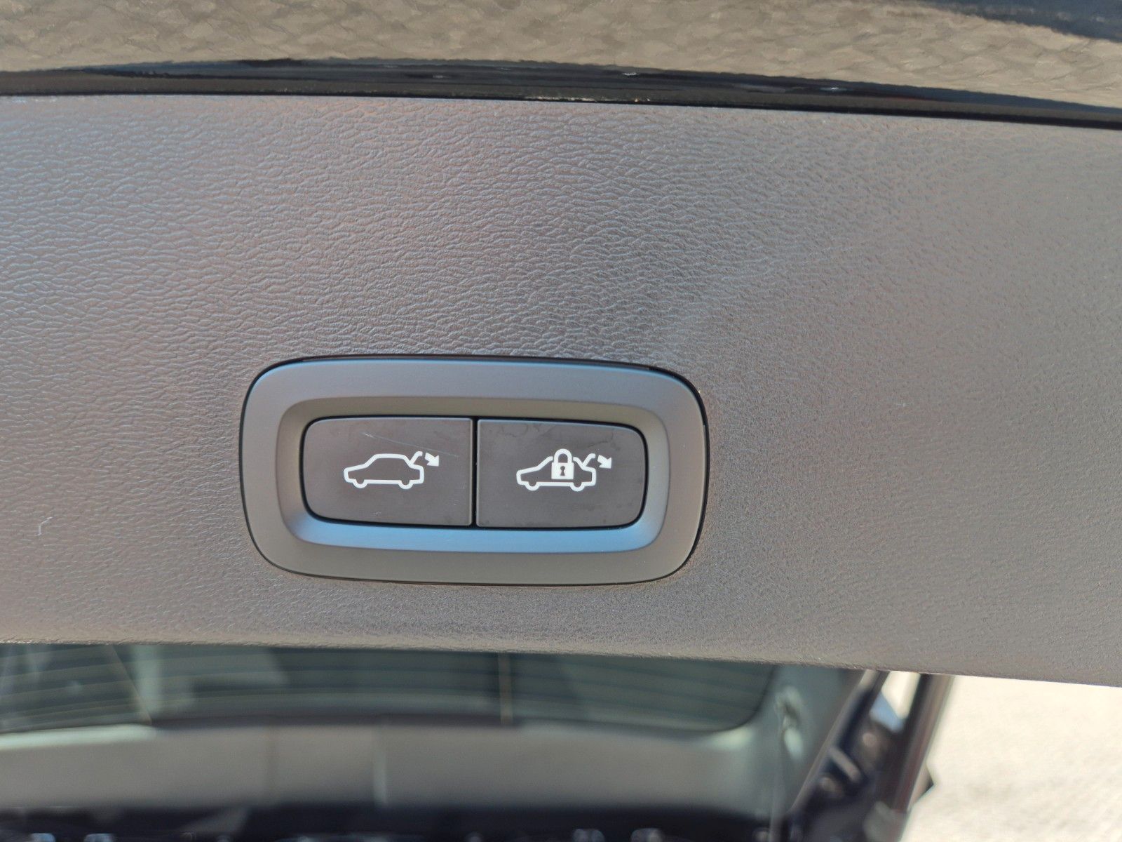 Volvo XC40 Plus Dark 2WD B3 - Samsaru's Car Outlet