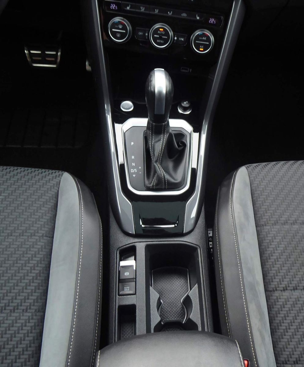 Volkswagen T-Roc Sport R-LINE - Samsaru's Car Outlet