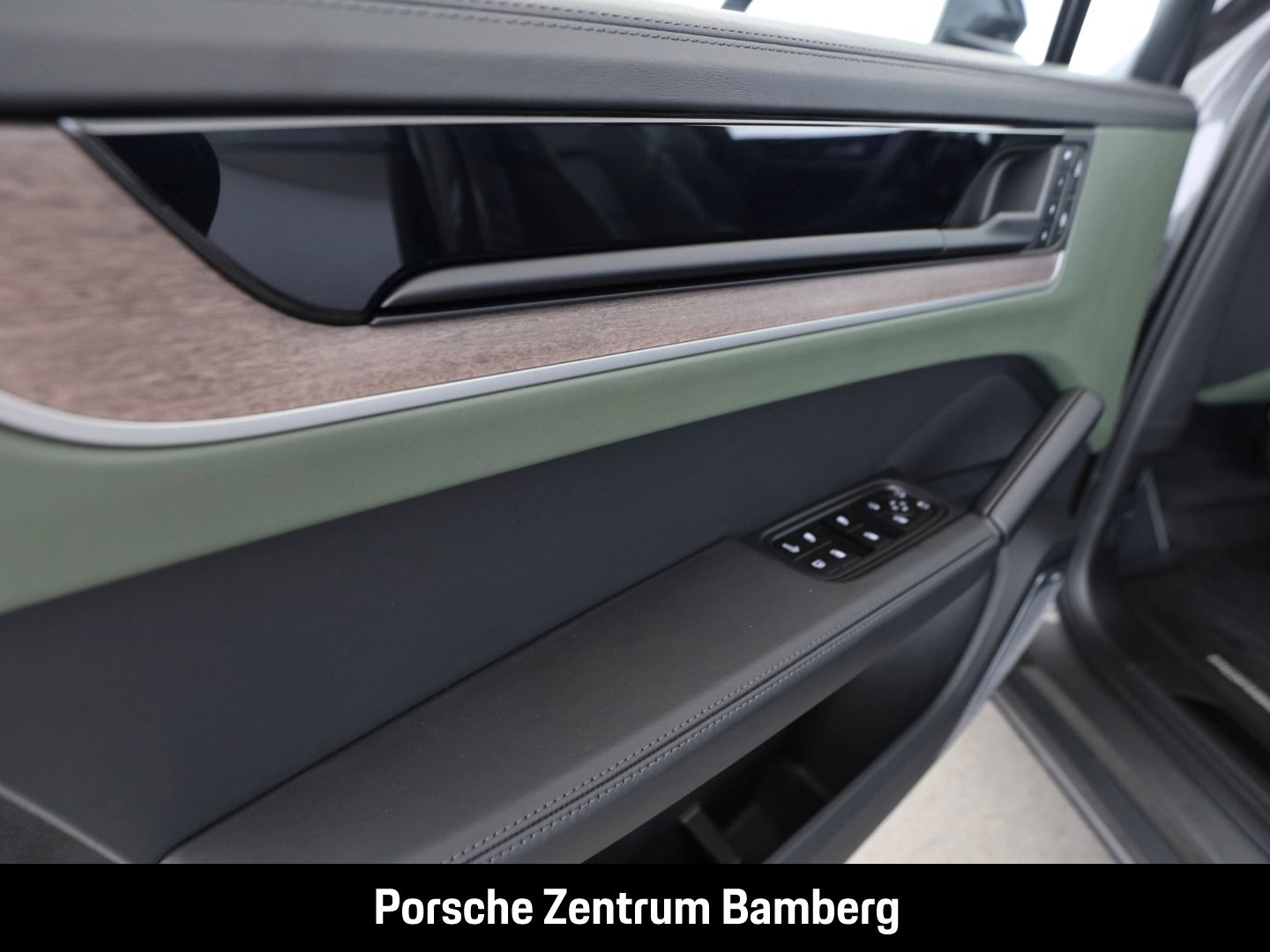 Porsche Cayenne E-Hybrid/ Inno-Drive/ Burmester/ Sport D