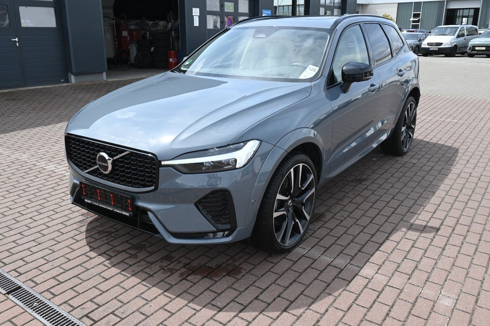 Volvo XC60 B4 D Ultimate Dark AWD - Samsaru's Car Outlet