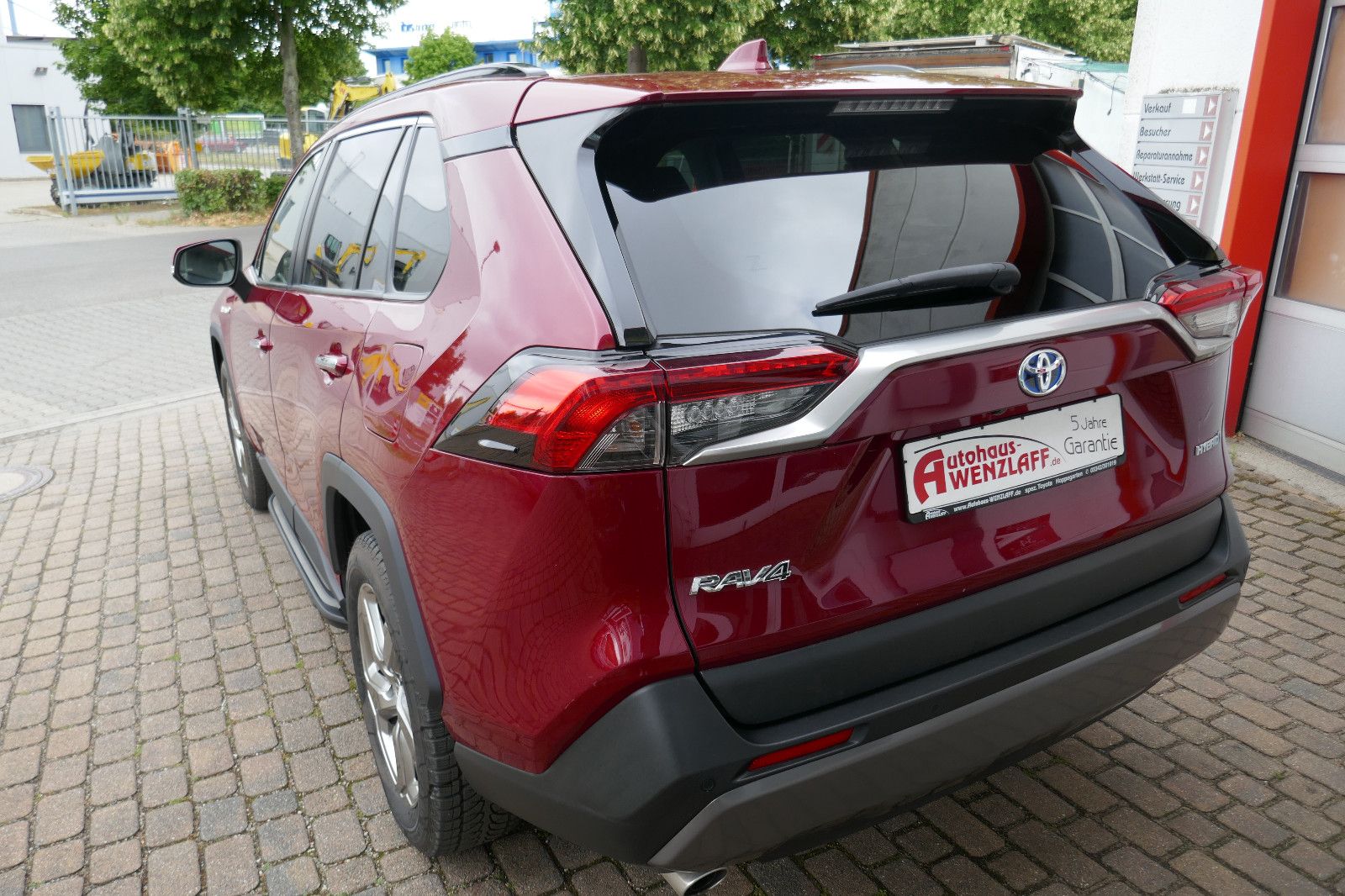 Toyota RAV 4 Hybrid Lounge Allrad - Samsaru's Car Outlet