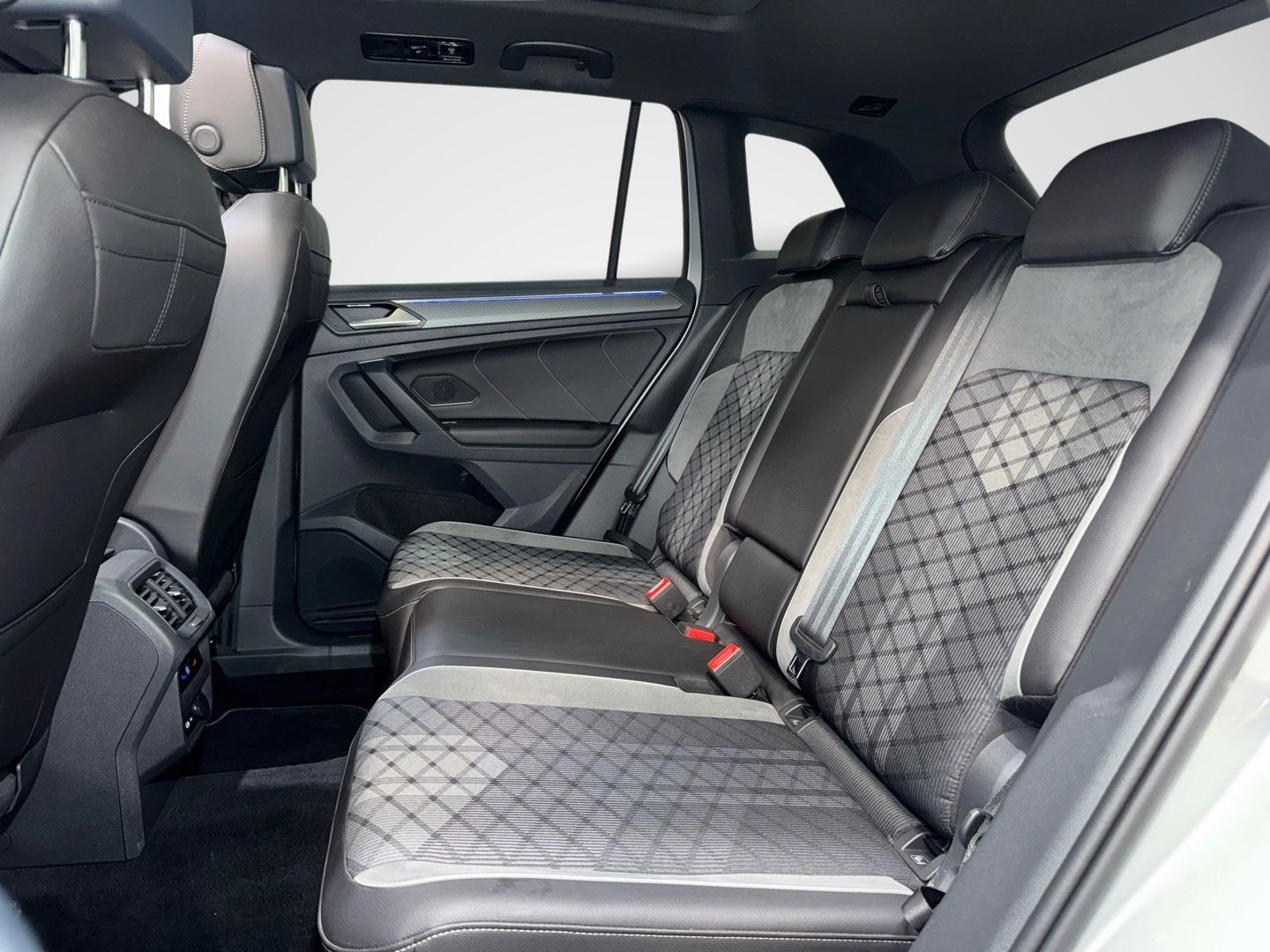 Volkswagen Tiguan 2.0 TDI 4M DSG R LINE BLACK PANO AHK MATR