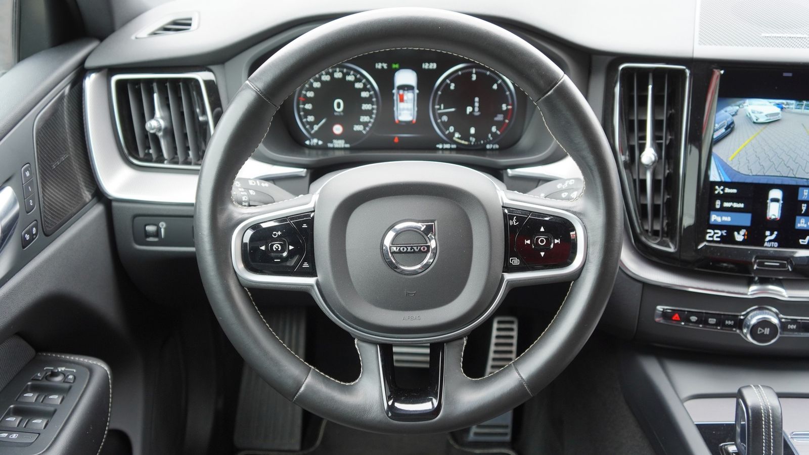 Volvo XC 60 B5 AWD R-Design - Samsaru's Car Outlet