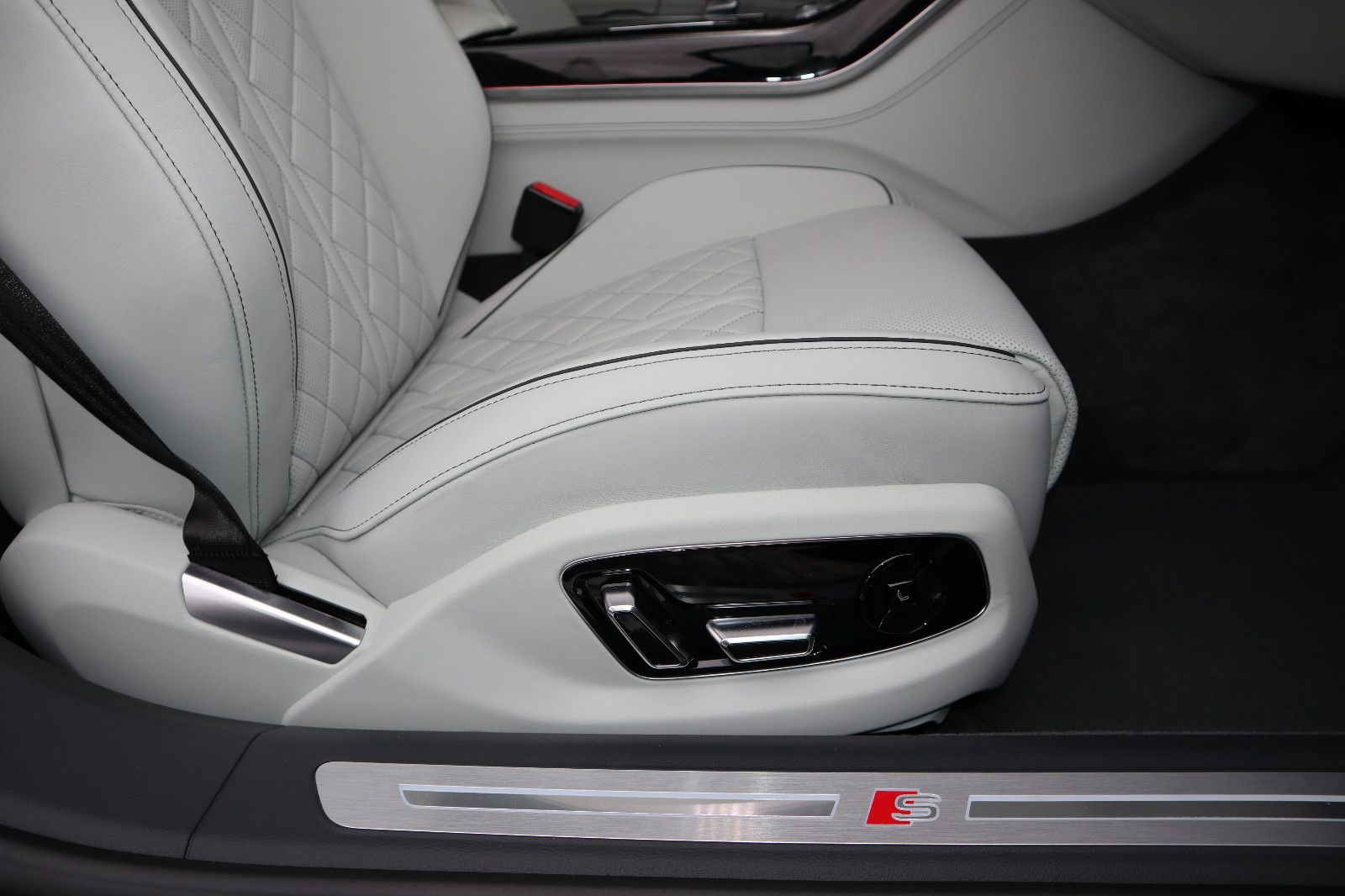 Audi A8L 60 TFSIe lang exclusive - Samsaru's Car Outlet