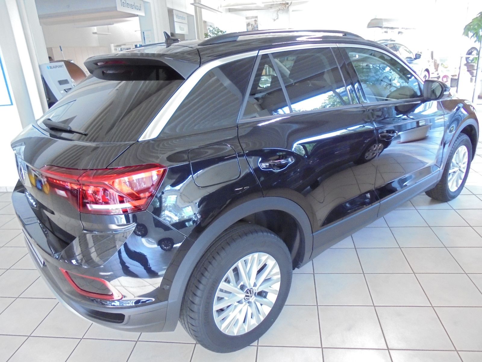 Volkswagen T-Roc TDI DSG Life - Samsaru's Car Outlet