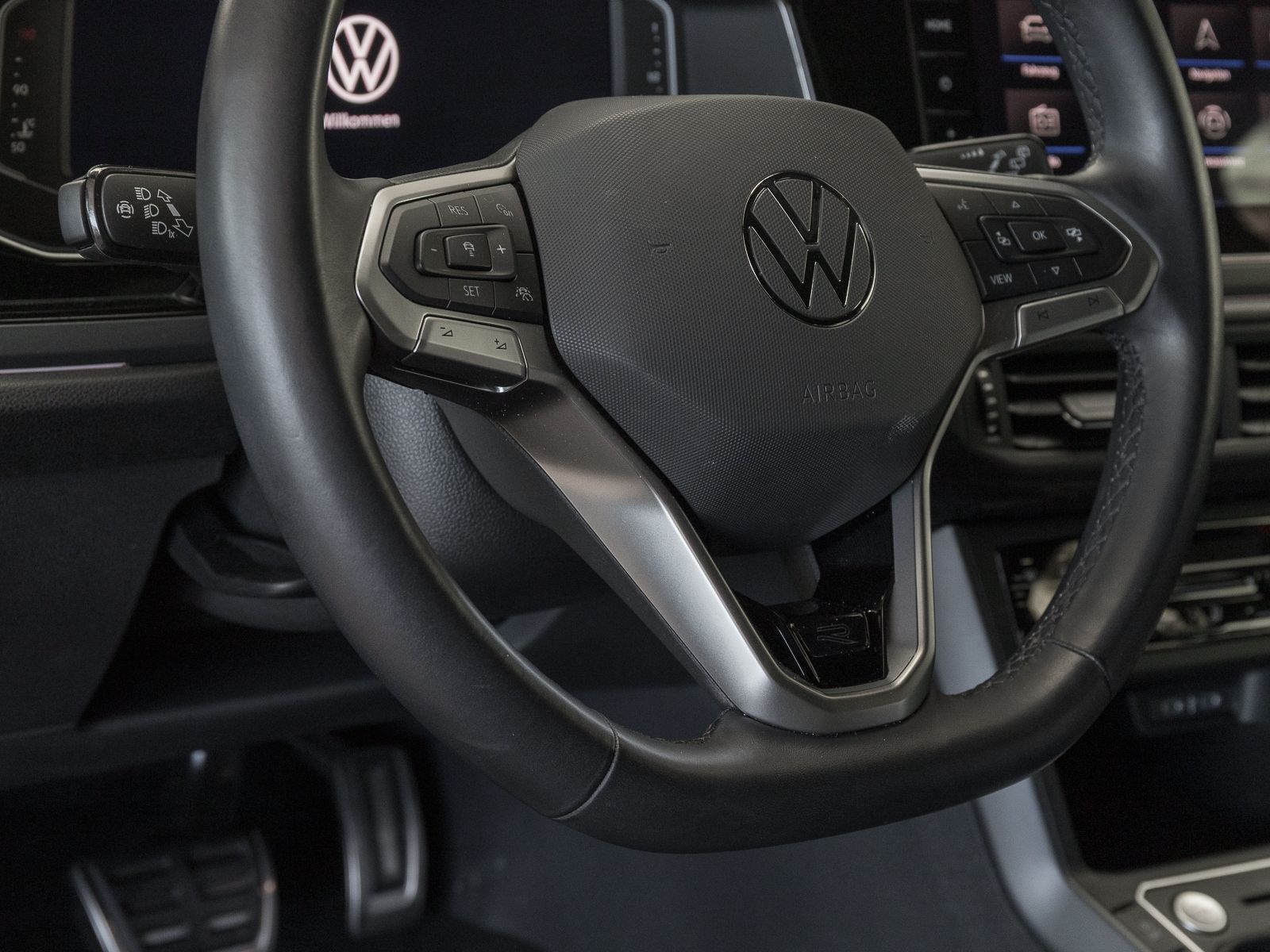 Volkswagen Taigo 1.0 TSI DSG R-LINE - Samsaru's Car Outlet
