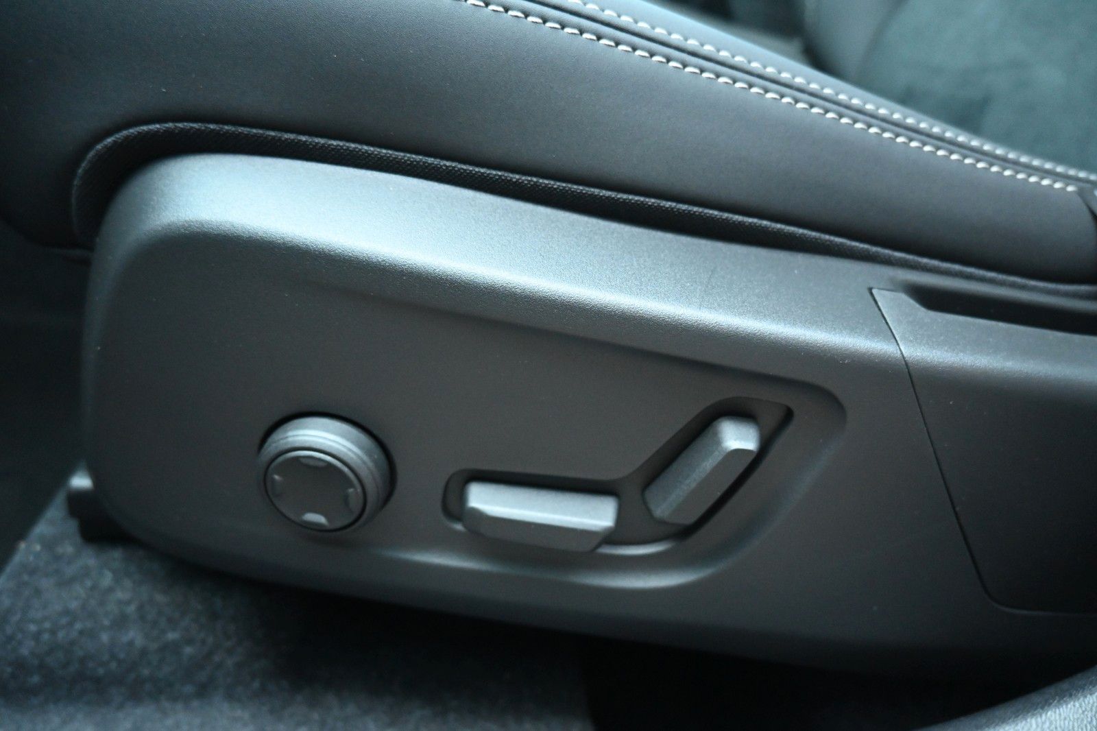 Volvo XC40 B4 DKG Plus Dark*FSHZG*360°*ACC*Allwetter