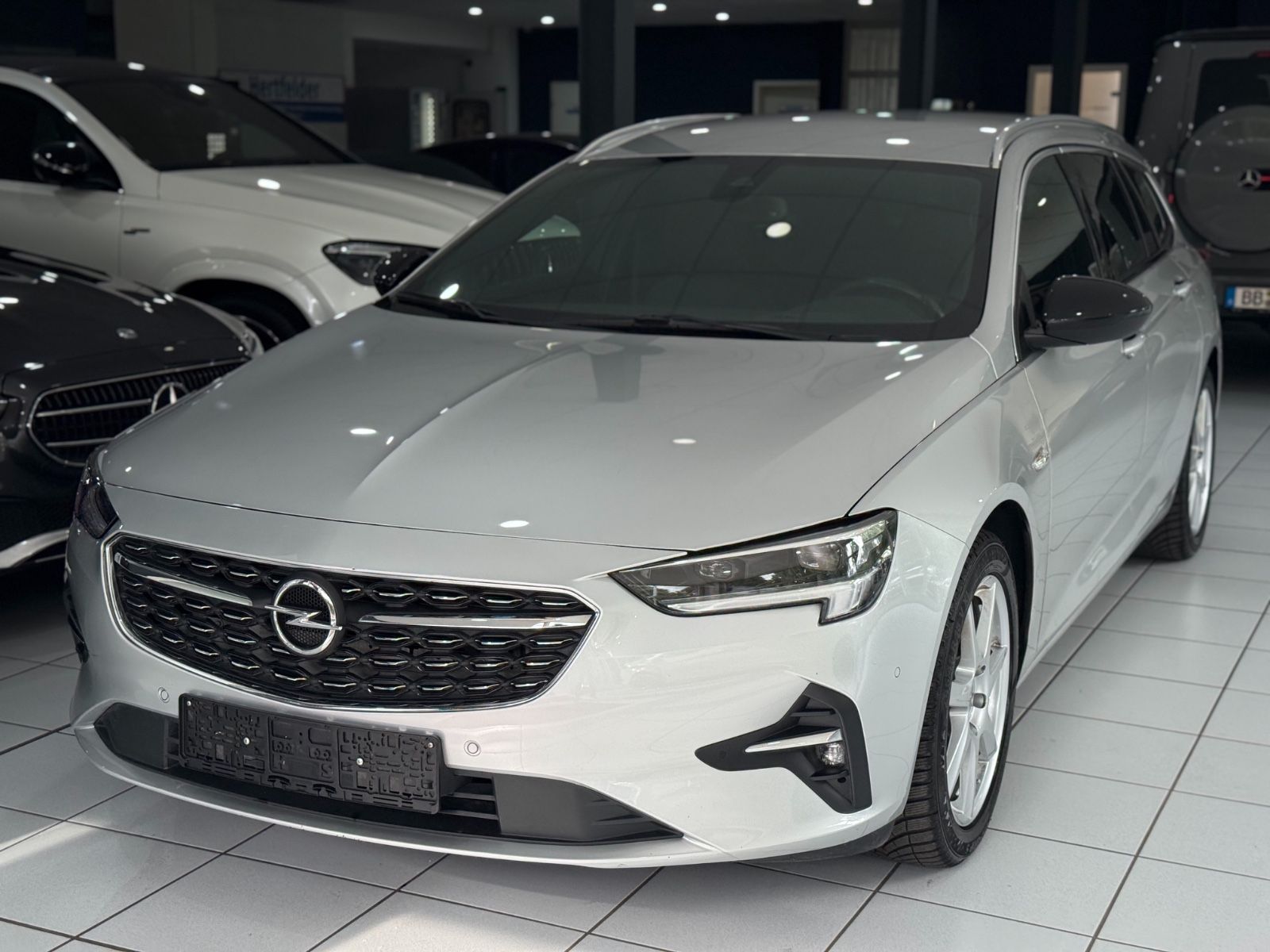 Opel Insignia 2.0 B Sports Tourer Elegance - Samsaru's Car Outlet