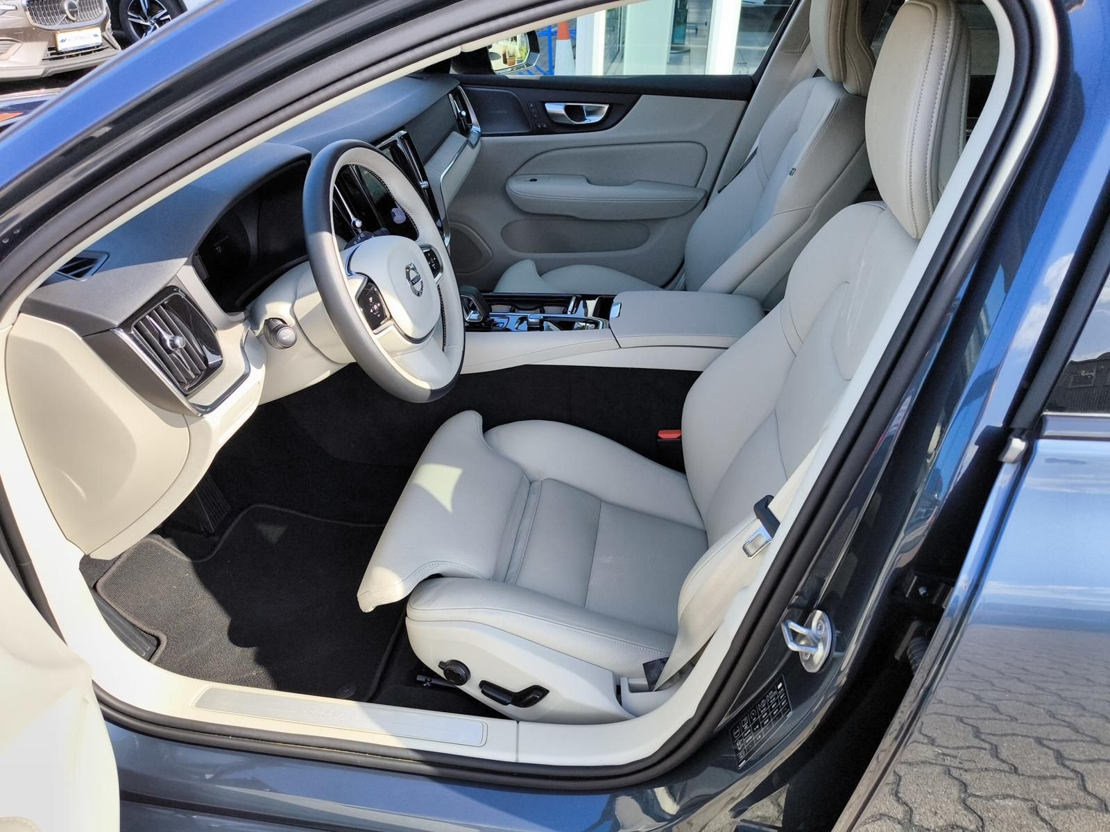 Volvo V60 T6 Recharge Plus Dark Plug-In Hybrid AWD