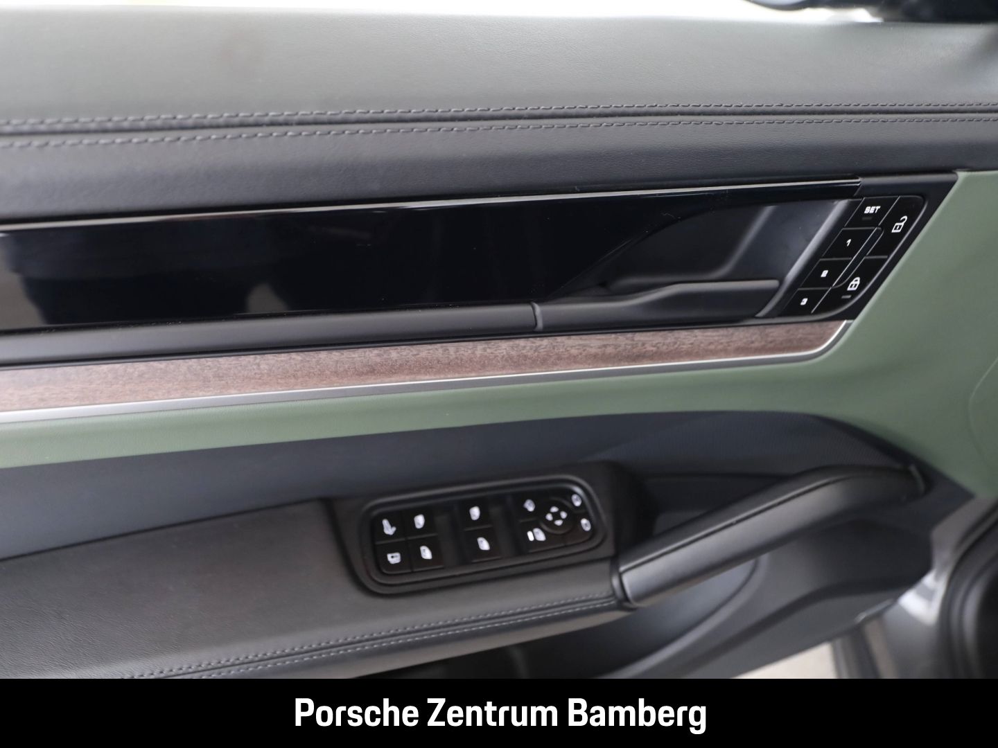 Porsche Cayenne E-Hybrid/ PDCC/ InnoDrive/ HUD/ Massage