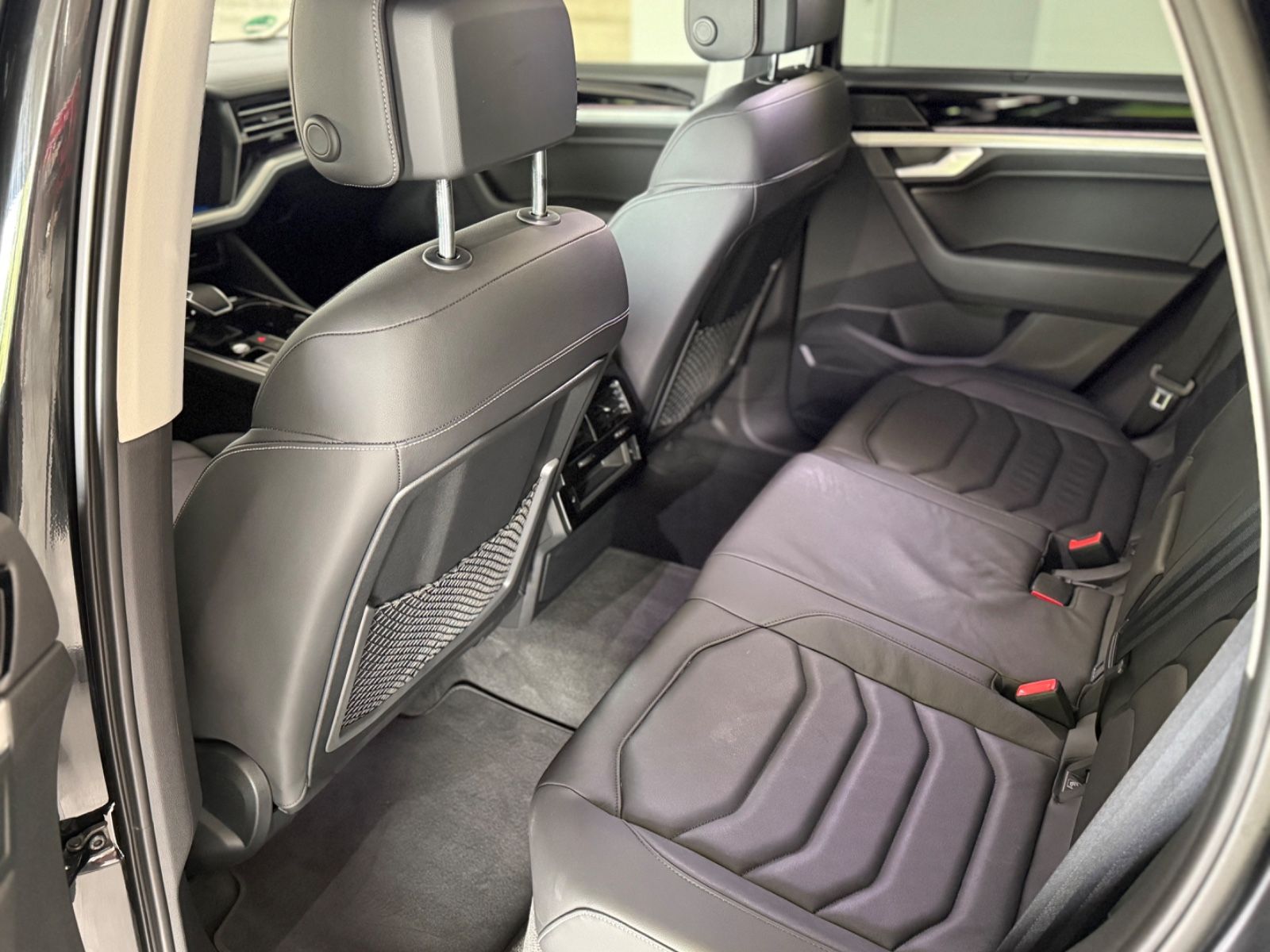 Volkswagen Touareg R-Line 4Motion - Samsaru's Car Outlet