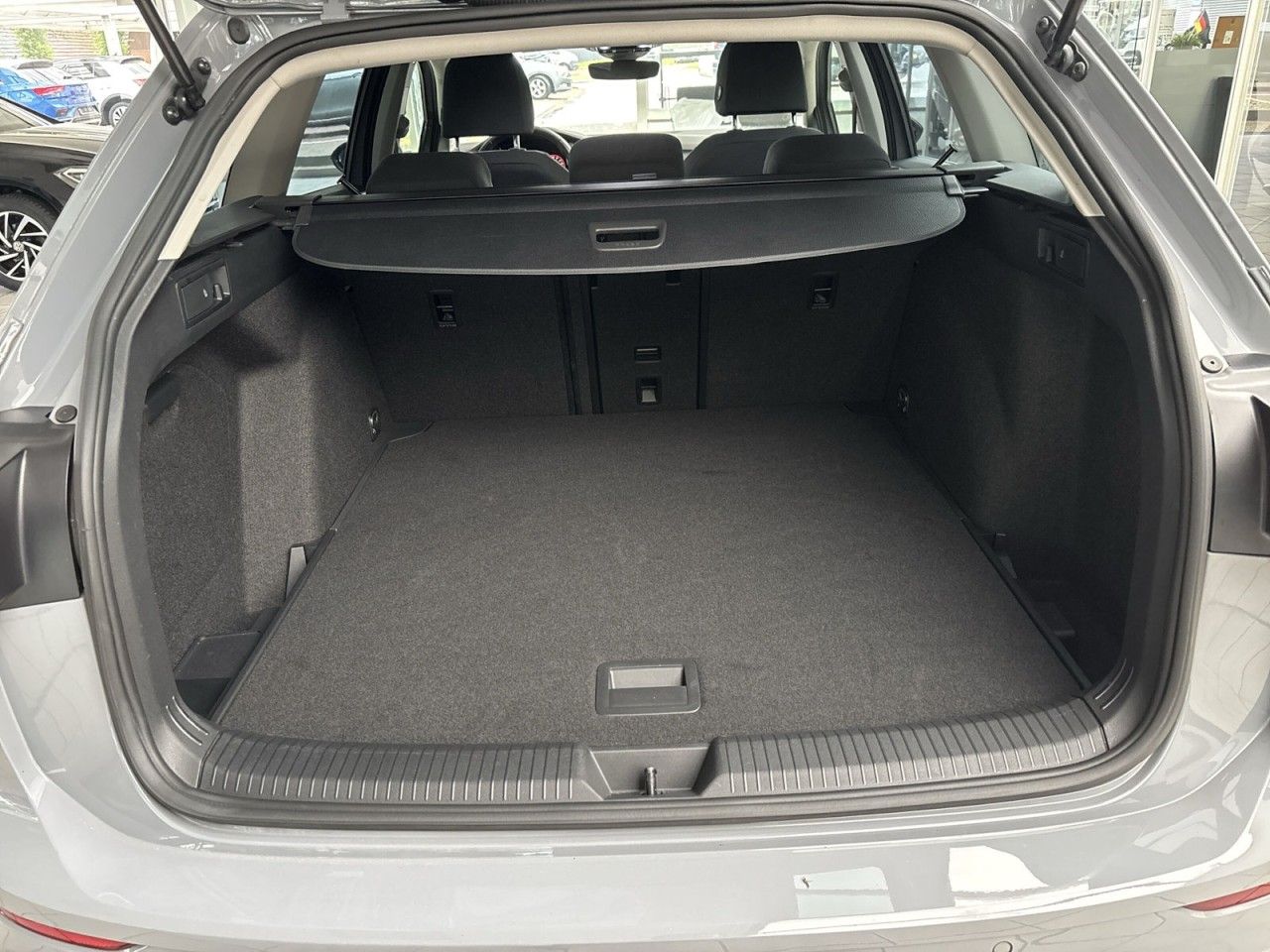 Volkswagen Golf Variant 1.0 eTSI Life - Samsaru's Car Outlet