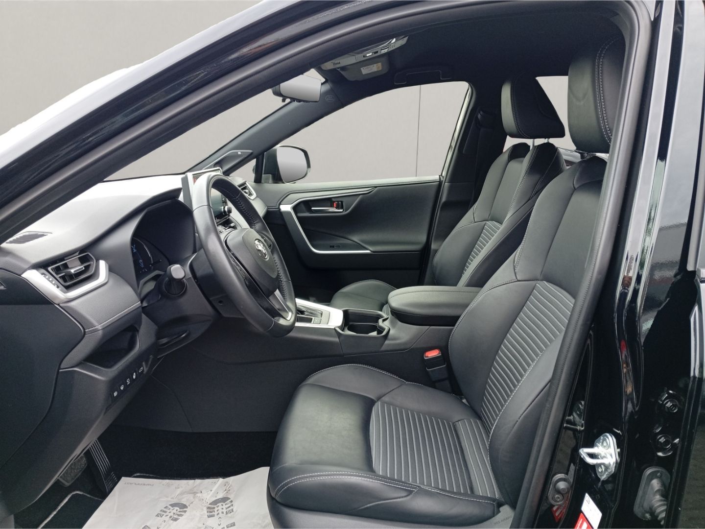 Toyota RAV 4 HYBRID Black Edition - Samsaru's Car Outlet