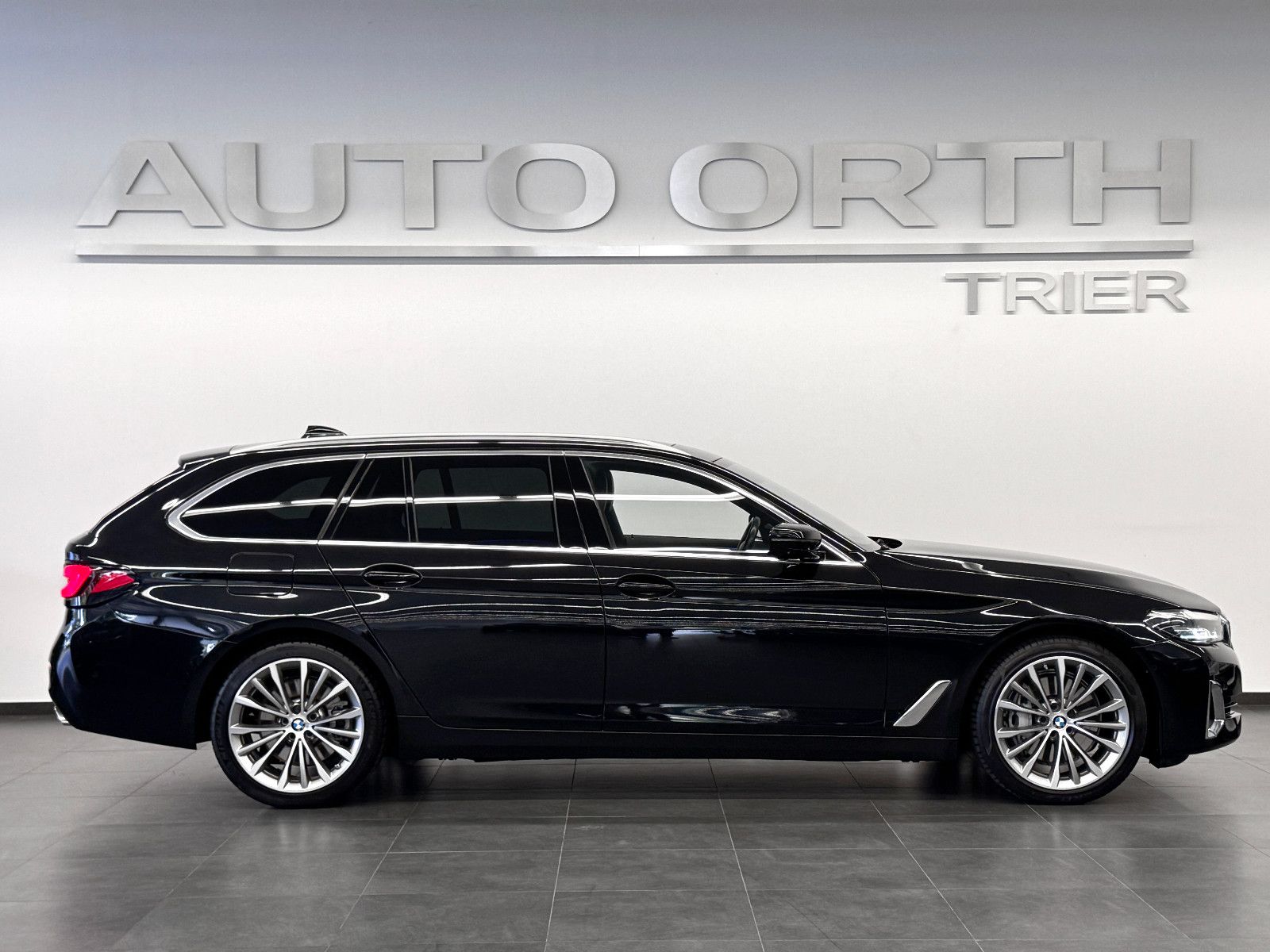 BMW 530d xDrive Touring PANO ST-HZG MASSAGE SITZLÜFT