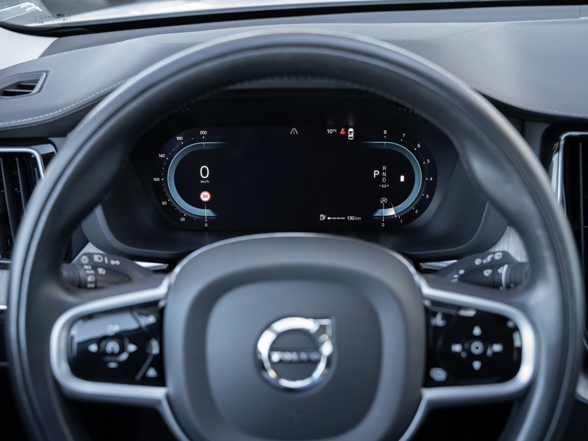 Volvo XC60 Inscription B5 Geartronic - Samsaru's Car Outlet