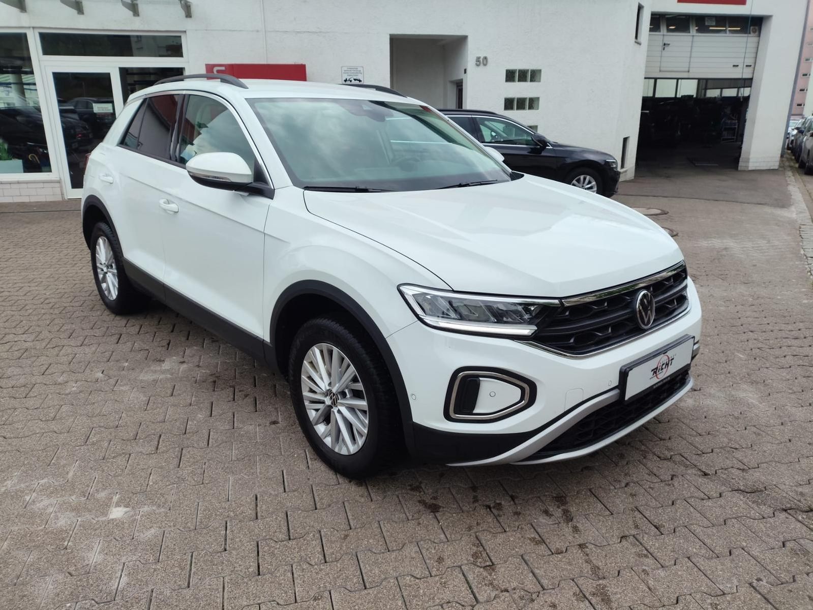 Volkswagen T-Roc 1.0 TSI Life - Samsaru's Car Outlet