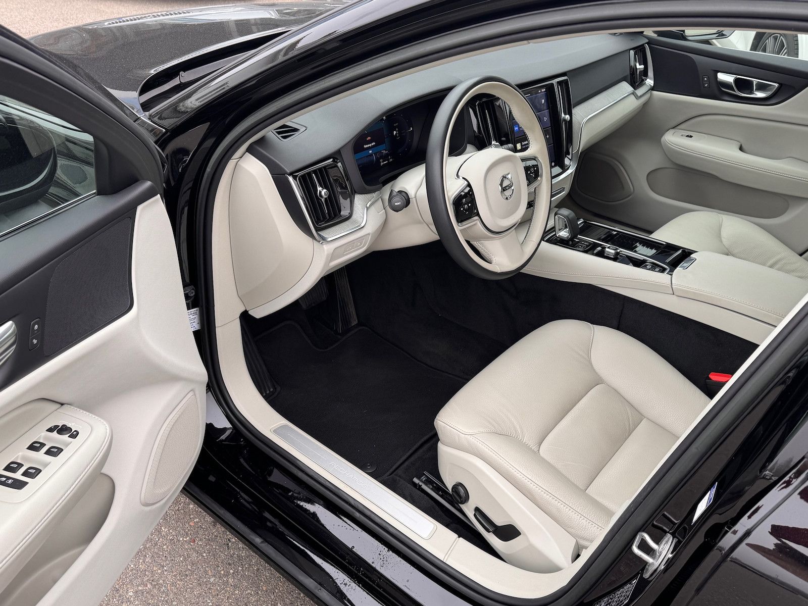 Volvo V60 T6*AWD*Recharge*AHK*Leder*Winterpaket*Keyles