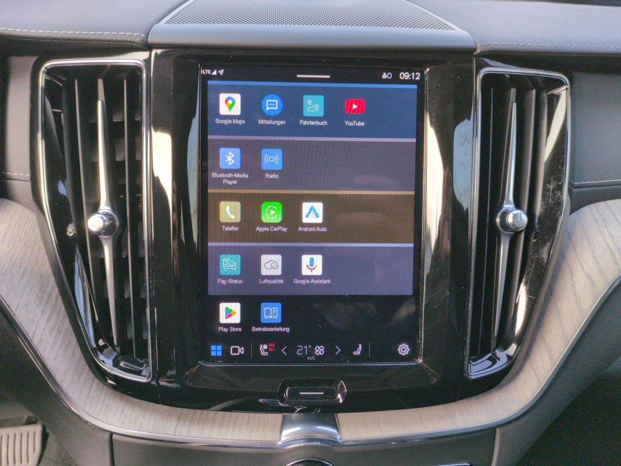 Volvo XC60 T8 Recharge Ultra Dark Plug-In Hybrid AWD