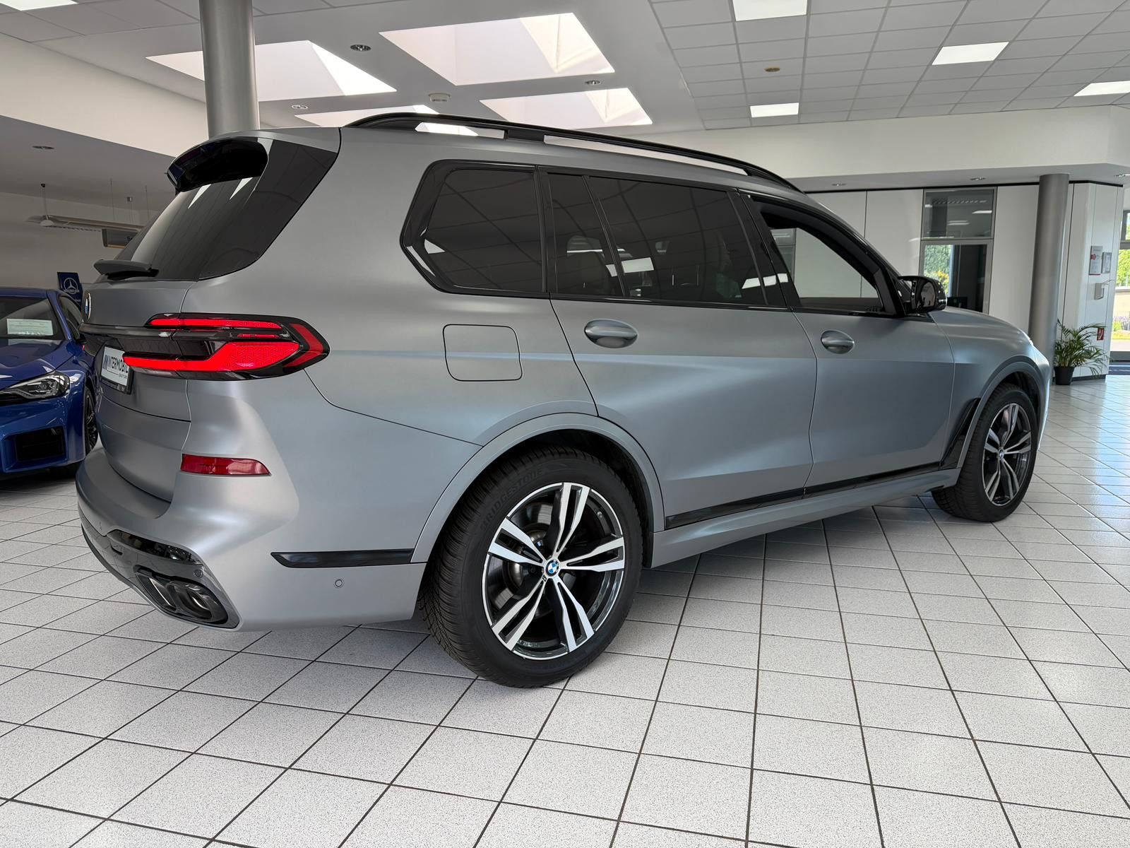 BMW X7 M60 i*PANO-SKY*B&W*HUD*KRISTALL*6-SITZ*360°