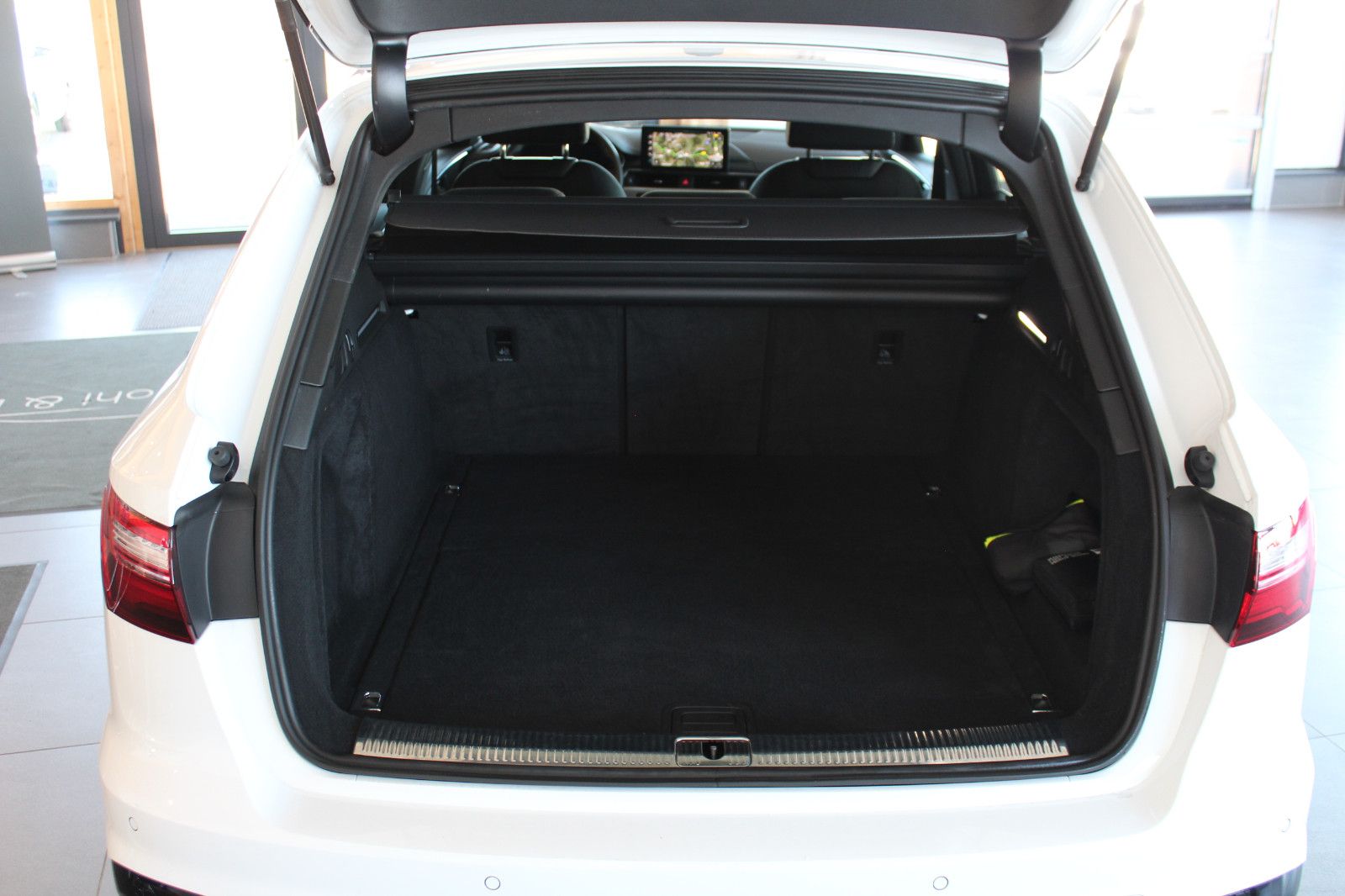 Audi A4 Avant 40 TDI S tronic S line sport - Samsaru's Car Outlet