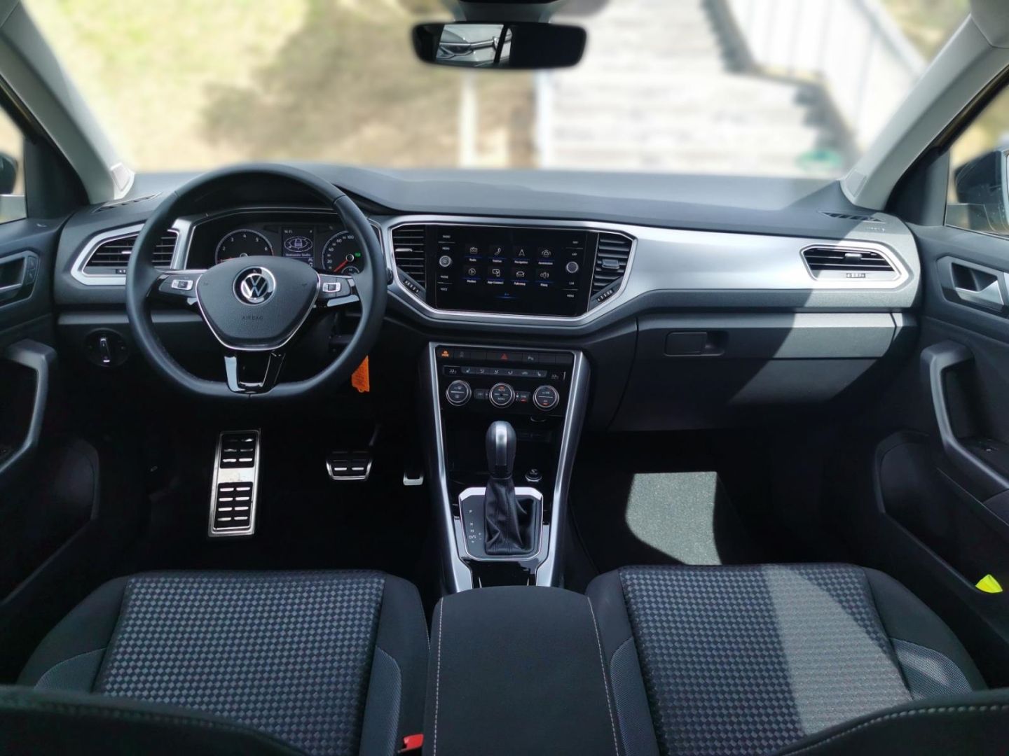 Volkswagen T-Roc Active 1.5 TSI DSG - Samsaru's Car Outlet