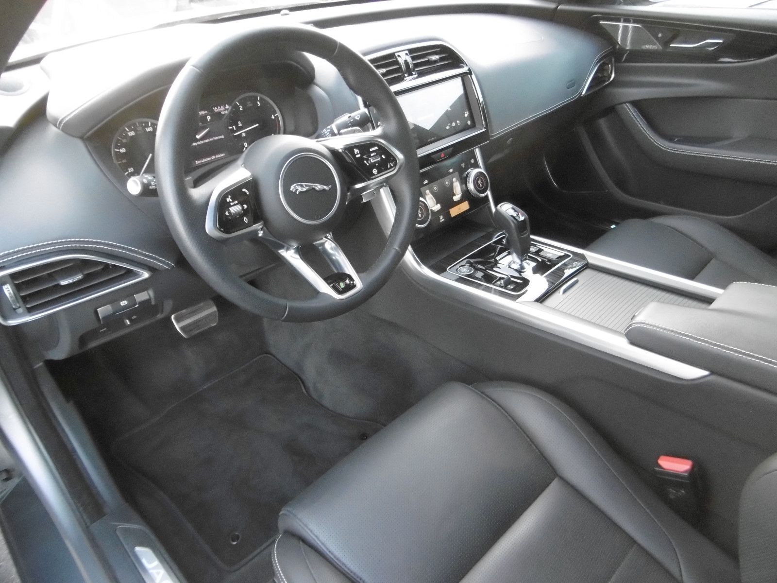 Jaguar XE R-Dynamic Black Edi. AWD AHK Leder el. Sitze
