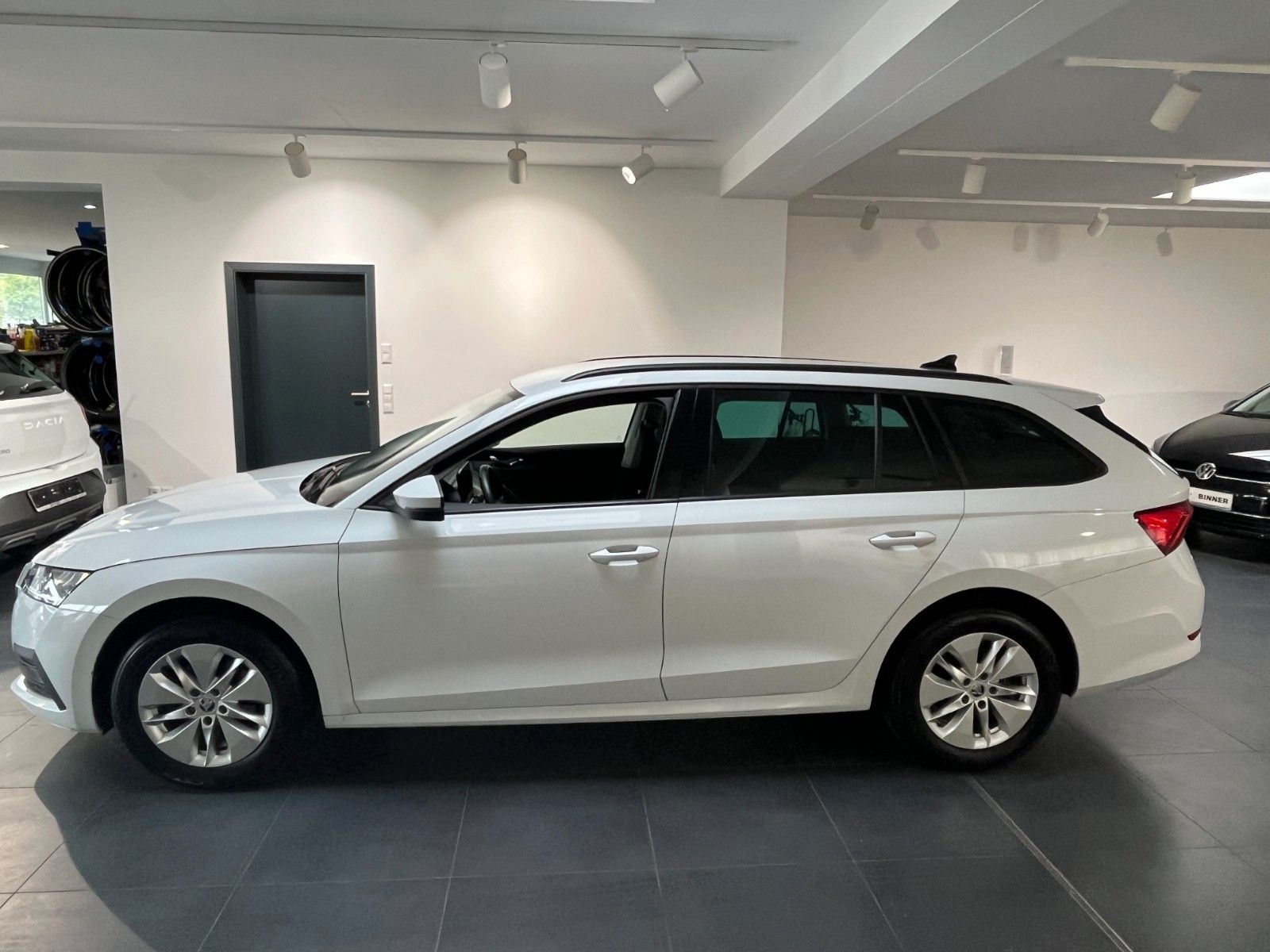 Skoda Octavia Combi 2.0 TDI DSG Ambition - Samsaru's Car Outlet
