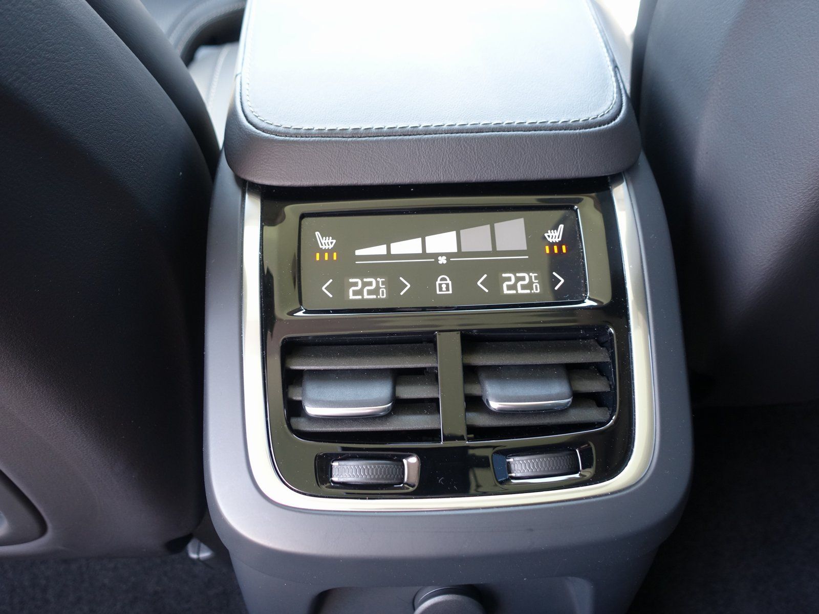 Volvo XC90 Ultra Dark T8 AWD Plug-in Hybrid - Samsaru's Car Outlet