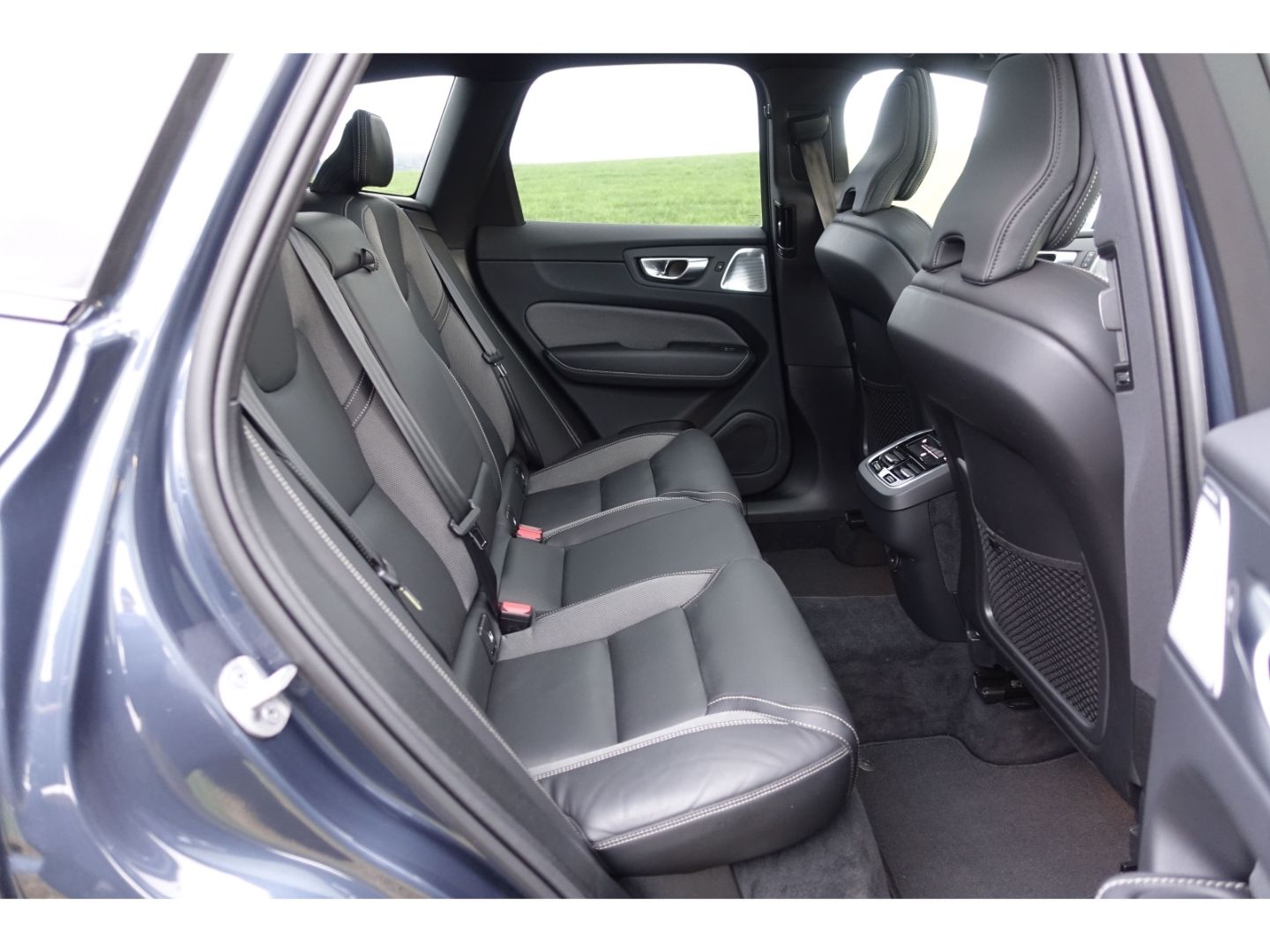 Volvo XC60 B4 D AWD MHEV Ultimate Dark / AHK / Pano /