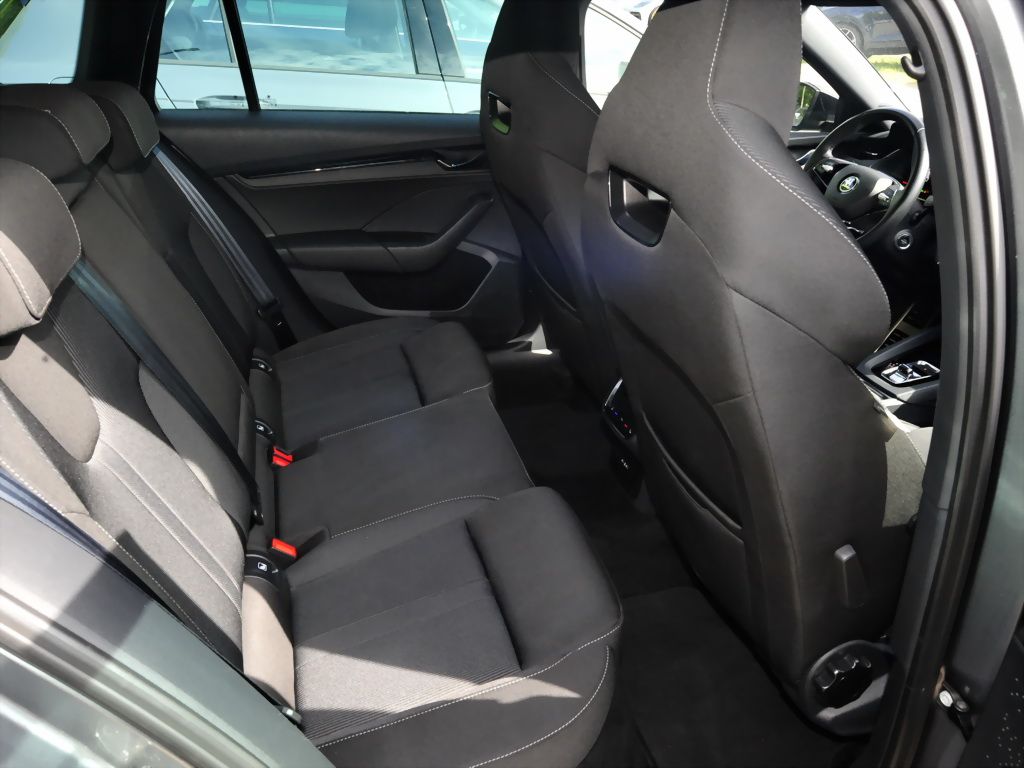 Skoda Octavia Combi 1.4TSI iV Sportline Matrix DCC AHK