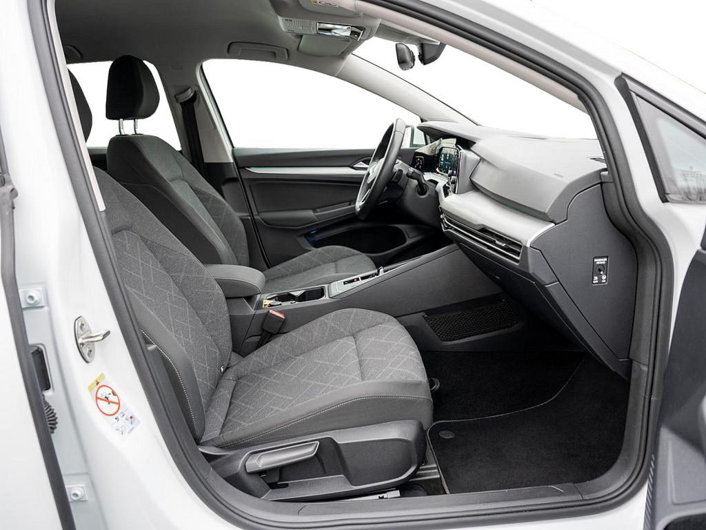 Volkswagen Golf VIII 1.0 eTSI Life - Samsaru's Car Outlet