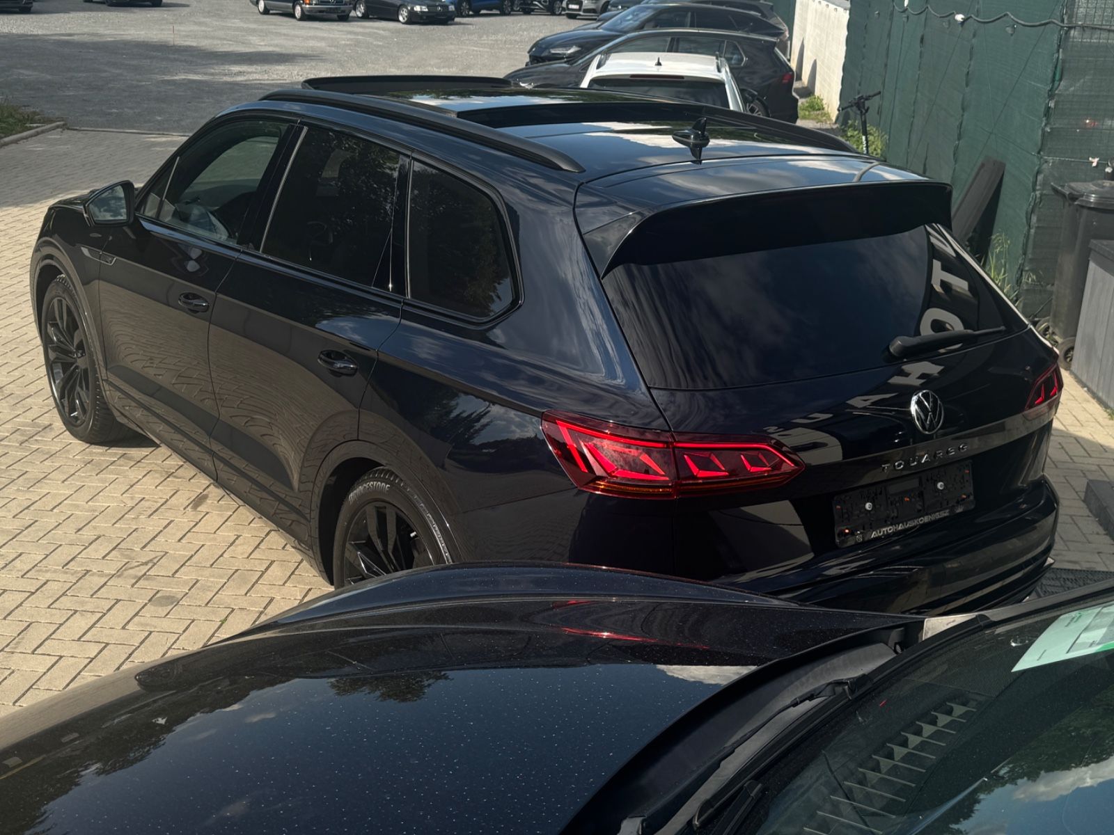 Volkswagen Touareg R-Line 4M Black - Samsaru's Car Outlet