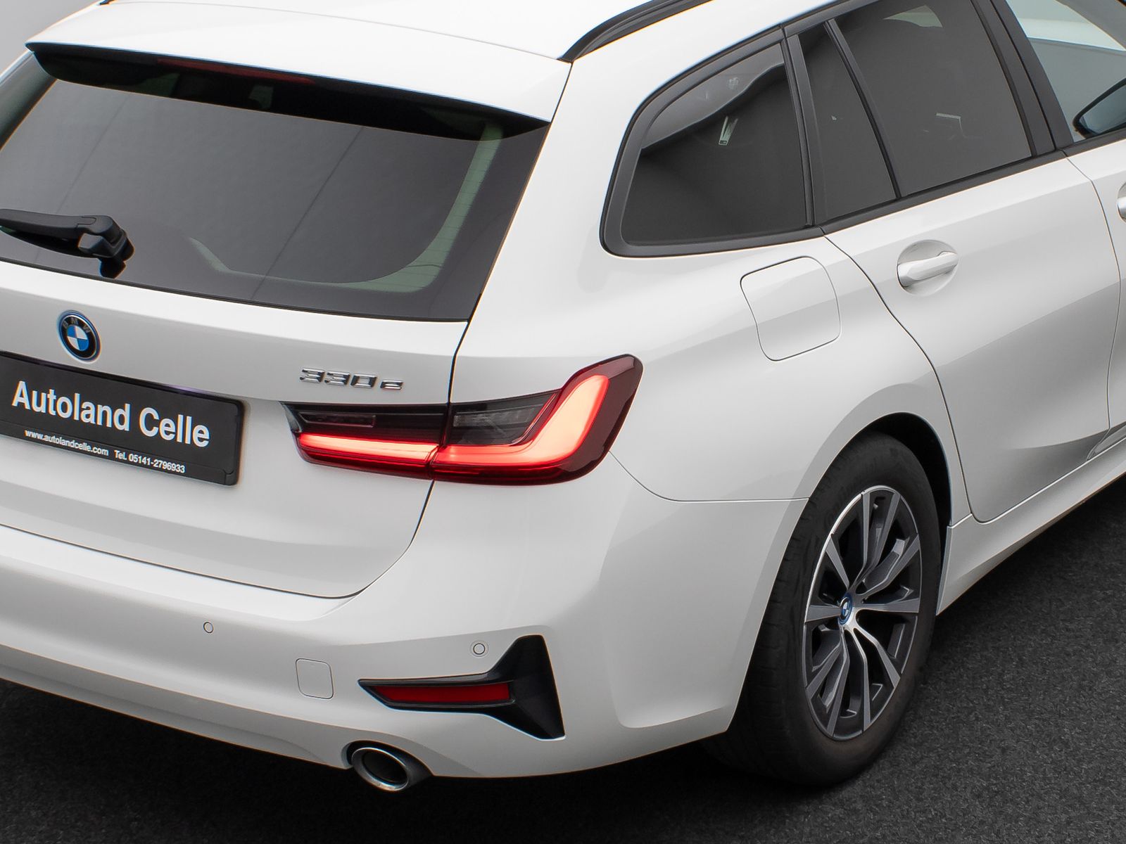 BMW 330e - Samsaru's Car Outlet