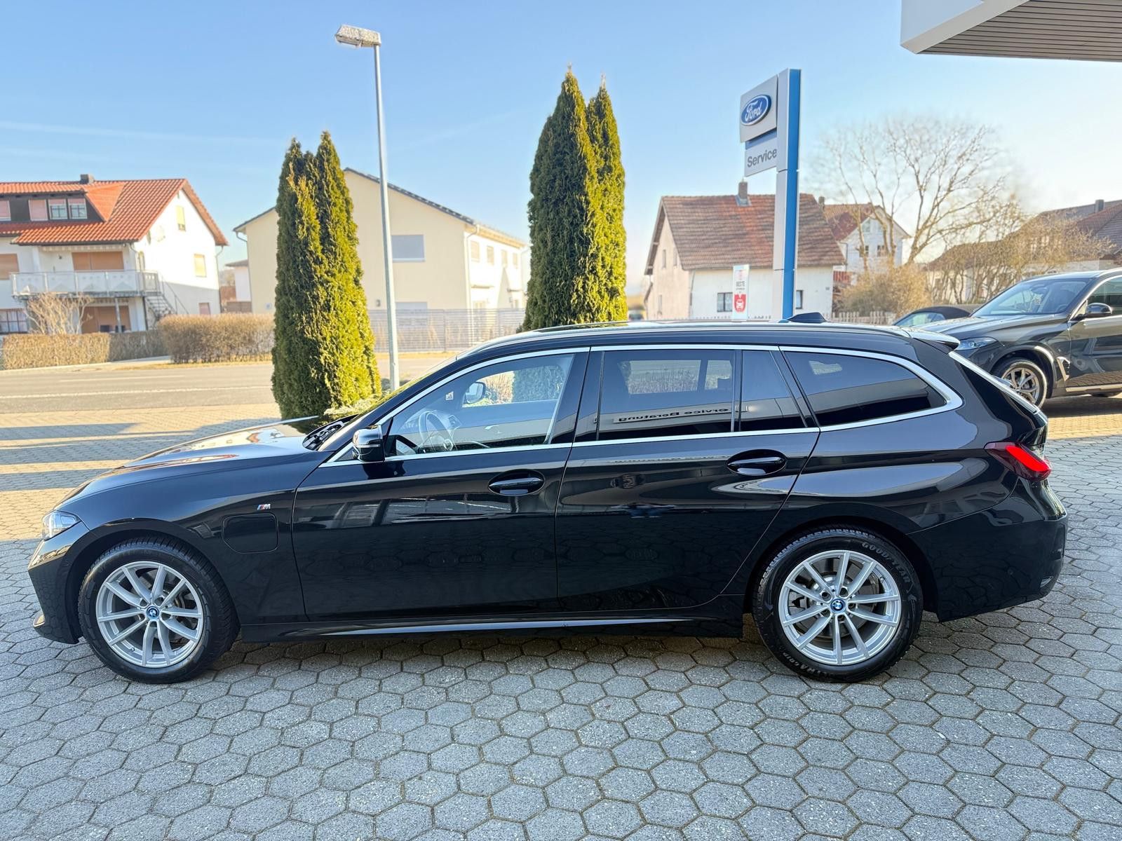 BMW 330 e Touring M-Sport - Samsaru's Car Outlet