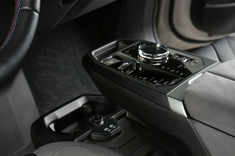 BMW iX M70 xDrive NP 144055.- AHK Pano B&W HuD ACC