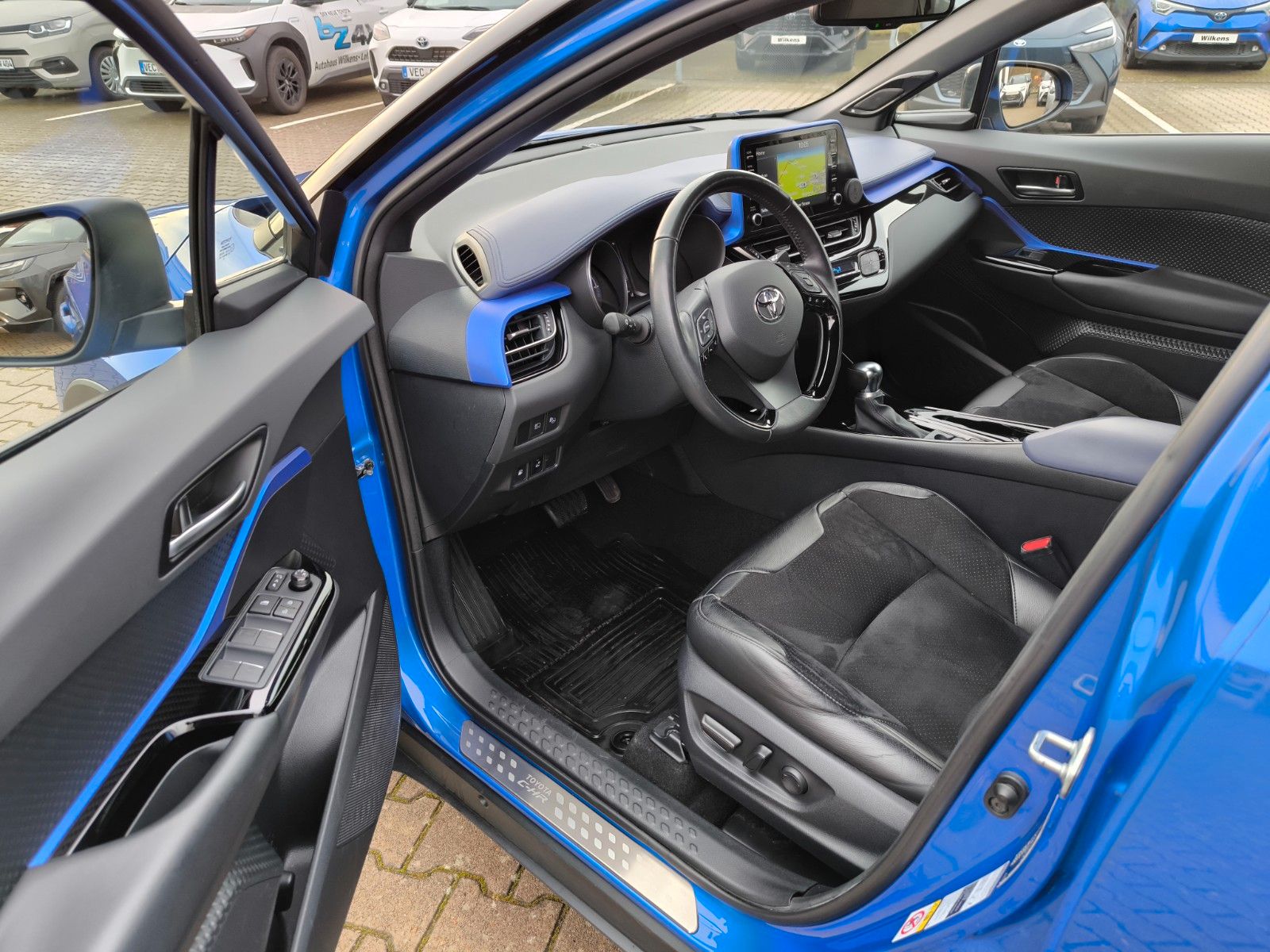 Toyota C-HR Hybrid Style - Samsaru's Car Outlet