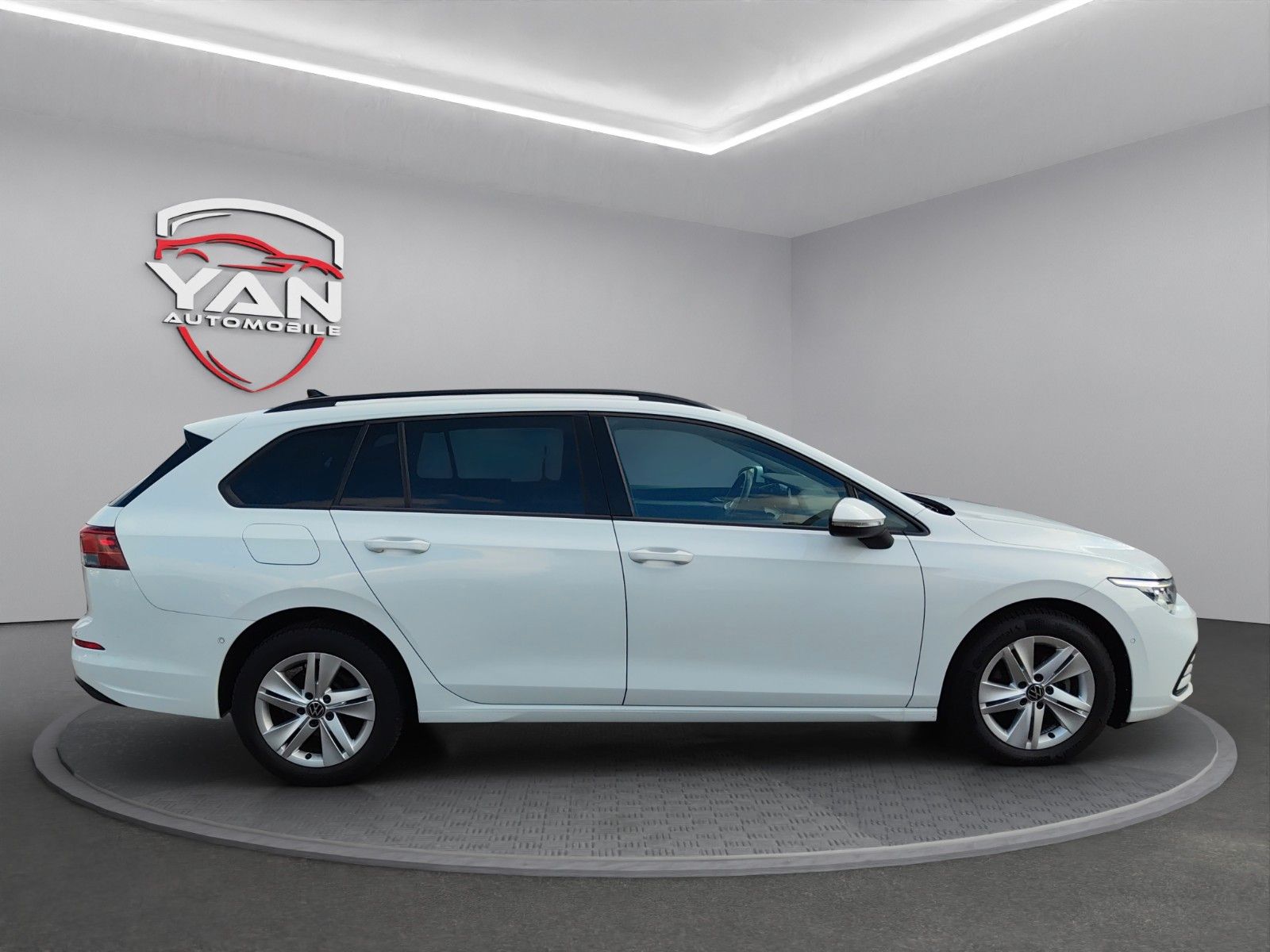 Volkswagen Golf VIII Variant 1.5 TSI - Samsaru's Car Outlet