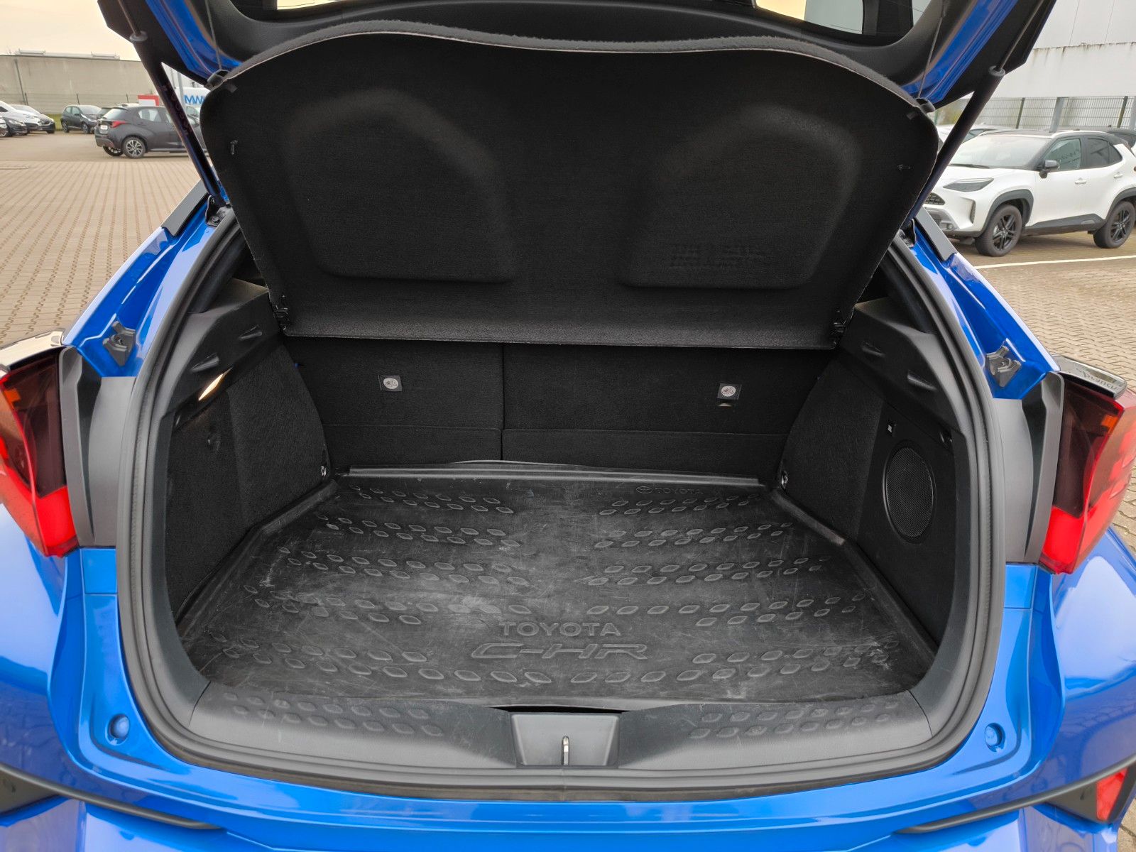 Toyota C-HR Hybrid Style - Samsaru's Car Outlet