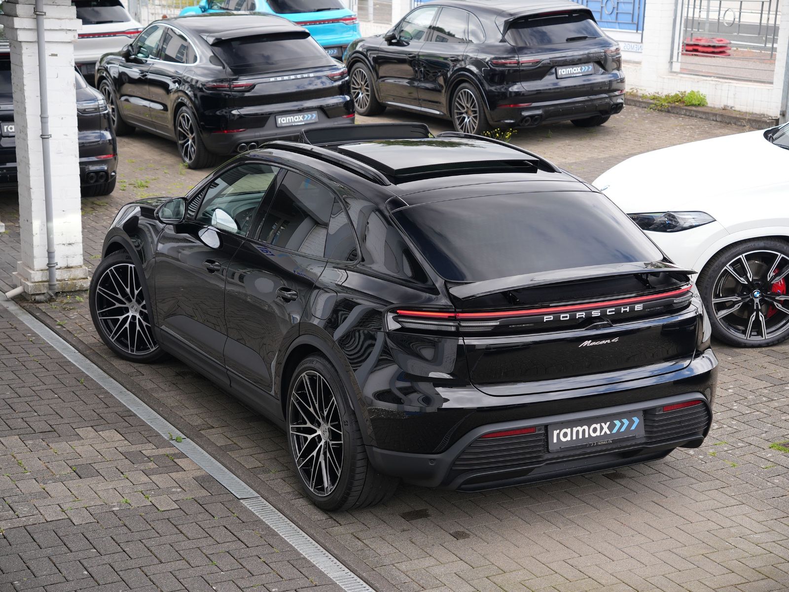 Porsche Macan 4 - Samsaru's Car Outlet